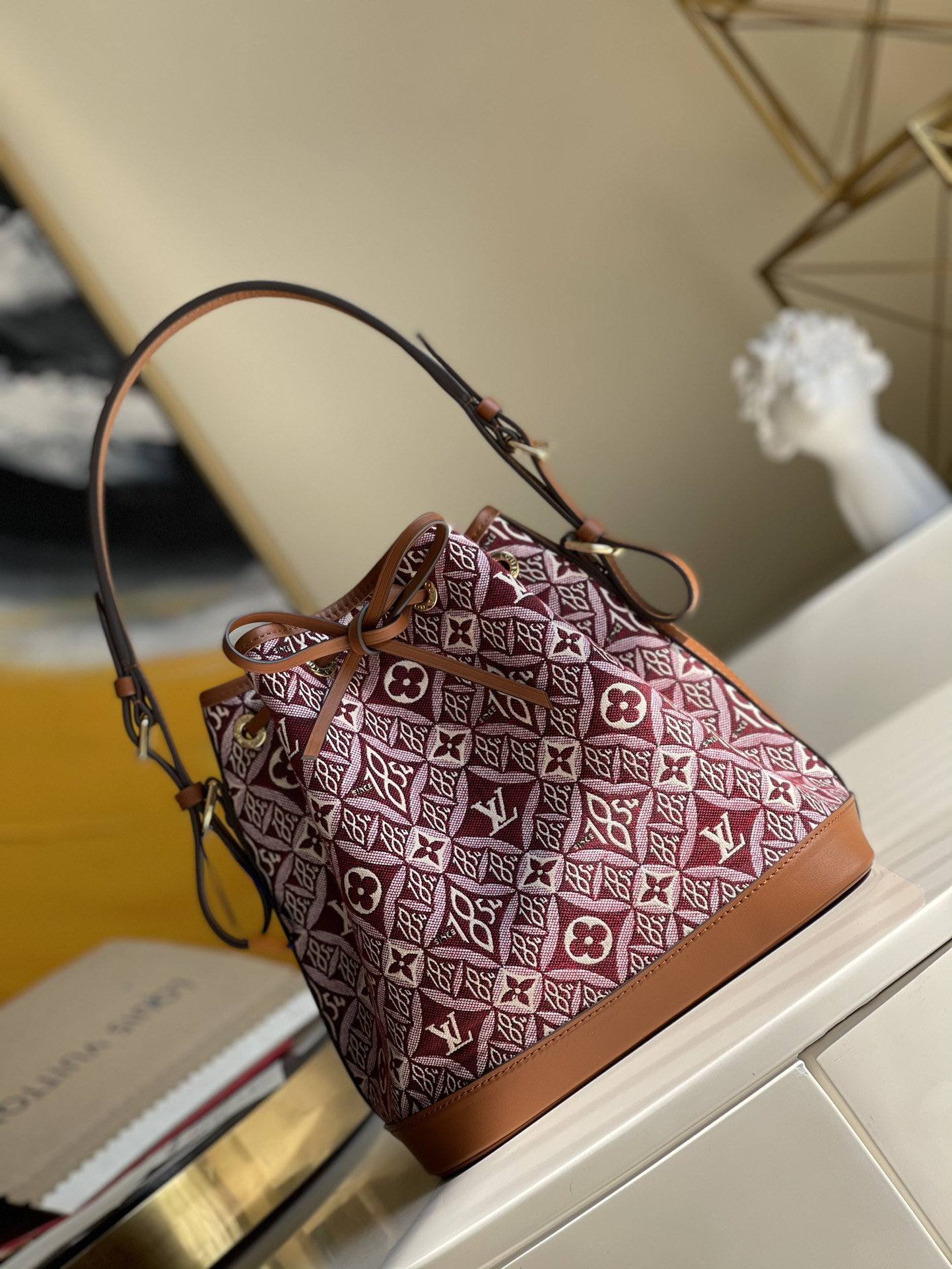 NO:396602,[Exclusive real-life M57154 pair] The new and old flowers in V that appeared at the autumn and winter show caused heated discussion as soon as it was released. V, founded in 1854, incorporates the meaningful number of 1854 in the design of new and old flowers, plus the texture of uncoated fabric fabric, which has a strong European retro style. Super retro!  So beautiful!  The theme of 'distance of the times' is really not to love it too much. The embroidery details, Mini bag shape, leather tag, and the diamond-shaped design itself has an ancient feeling. 1854 and the embroidery of presbyopia are both regular and irregularly arranged, making this pattern very 'medium-old'. At the same time, the color scheme this time also has a 'old' feeling, as if the passing of time is really telling from these patterns. Size 22.0×24.0×15.0 cm X.,LV [original leather],louis vuitton19860909【独家实拍M57154对版】在秋冬大秀上露面的V全新老花,一发布就引起激烈讨论,创立于1854年的V,在新老花的设计融入了1854这个有意义的数字,加上没有涂层的织物面料质感,有种浓浓的欧洲复古风格.超复古！太美了！“时代错位”的主题真的是不要太爱,刺绣细节、Mini包型、皮质吊牌,菱形格的设计本身就自带古老感,1854配上老花的刺绣既规则又不规则地排列分布着,让这个图案非常“中古”,同时这次的配色也有一种“旧”感,仿佛岁月流逝真的从这些图案上娓娓道来.尺寸22.0×24.0×15.0 cm X.,LV【原厂皮】,louis vuitton,Bag