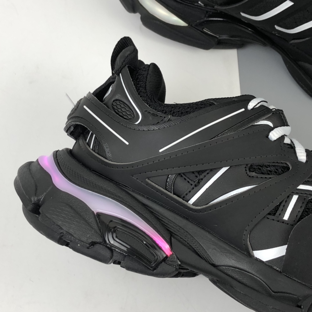 580 霓虹灯光变 巴黎世家 Balenciaga 户外鞋款 Track Trainer 增加了配有 LED 灯的全新设计