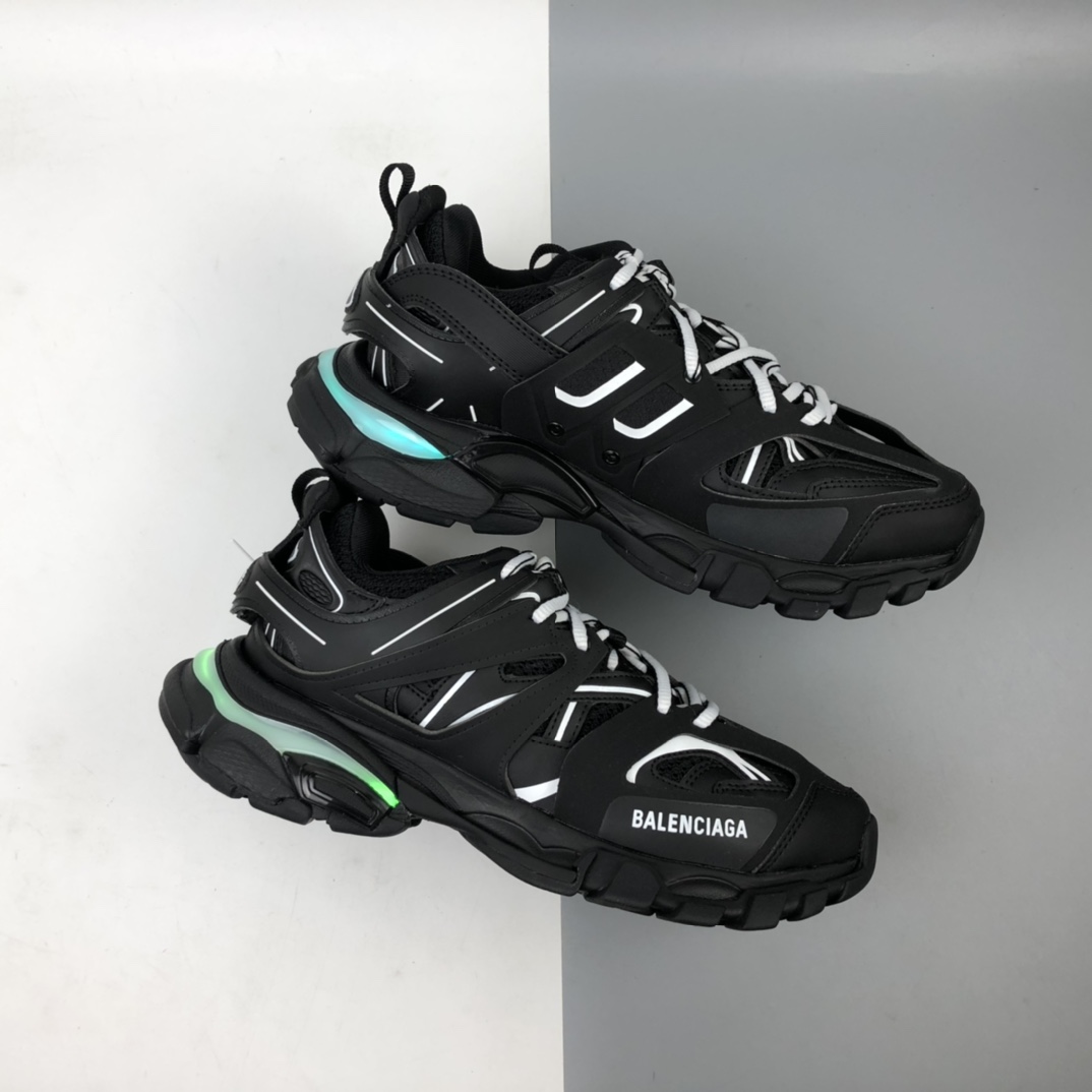 580 霓虹灯光变 巴黎世家 Balenciaga 户外鞋款 Track Trainer 增加了配有 LED 灯的全新设计