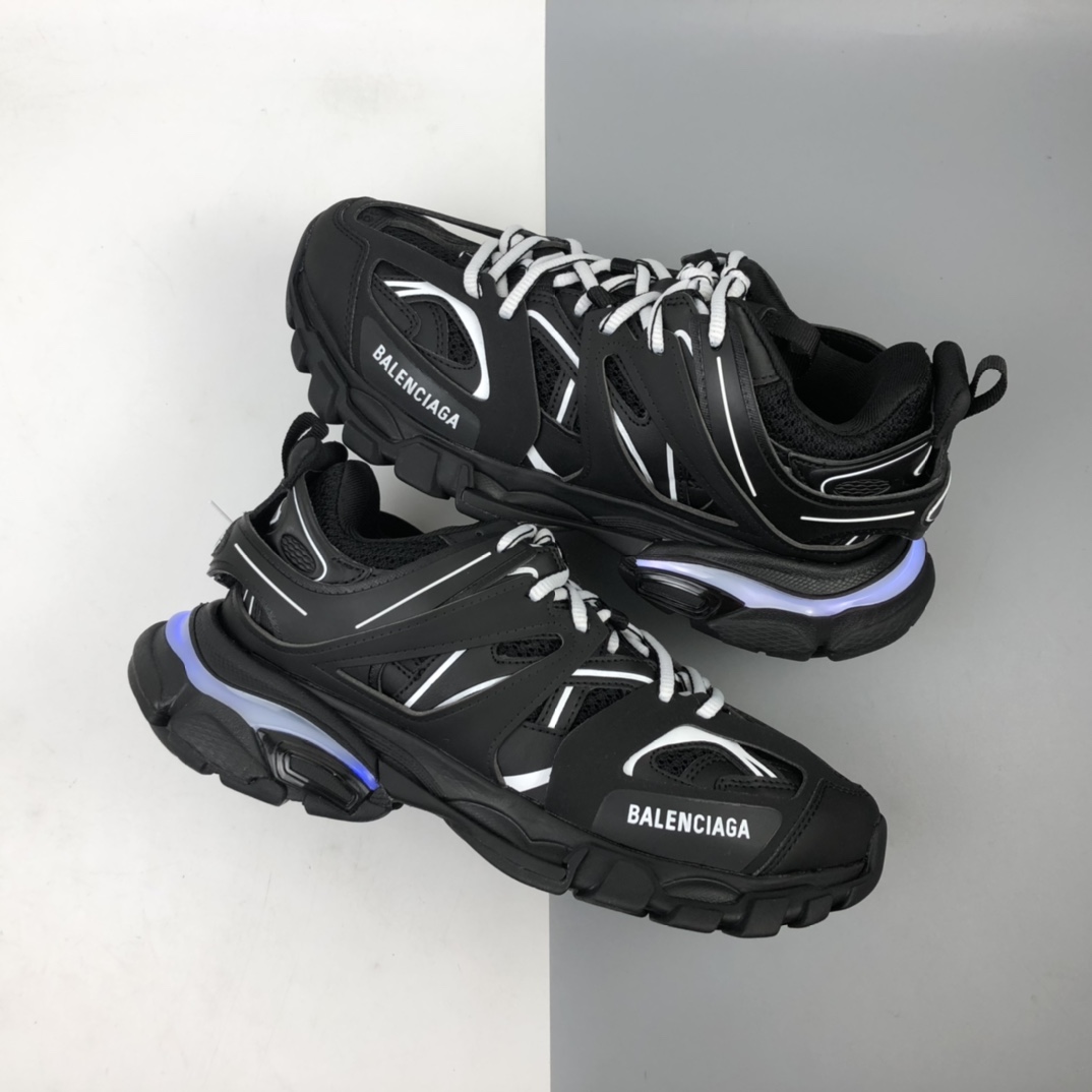 580 霓虹灯光变 巴黎世家 Balenciaga 户外鞋款 Track Trainer 增加了配有 LED 灯的全新设计