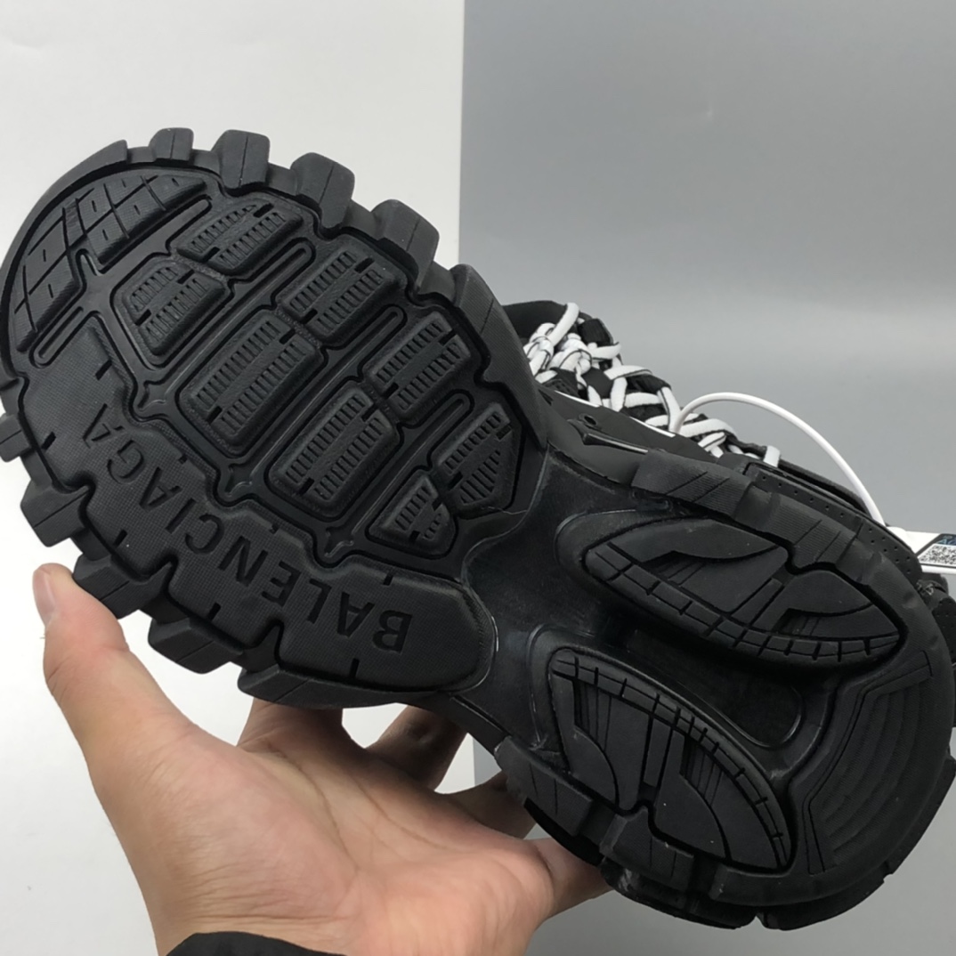 580 霓虹灯光变 巴黎世家 Balenciaga 户外鞋款 Track Trainer 增加了配有 LED 灯的全新设计