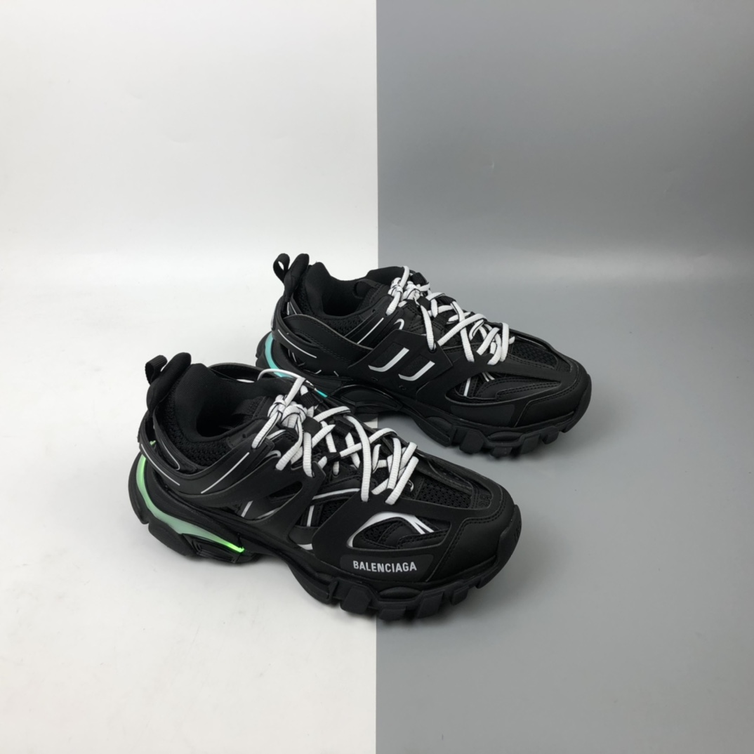 580 霓虹灯光变 巴黎世家 Balenciaga 户外鞋款 Track Trainer 增加了配有 LED 灯的全新设计