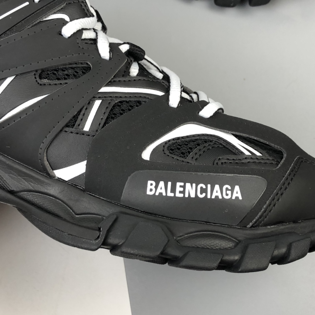 580 霓虹灯光变 巴黎世家 Balenciaga 户外鞋款 Track Trainer 增加了配有 LED 灯的全新设计