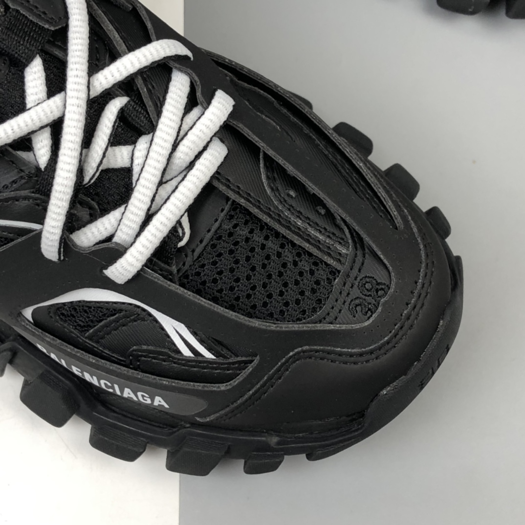 580 霓虹灯光变 巴黎世家 Balenciaga 户外鞋款 Track Trainer 增加了配有 LED 灯的全新设计