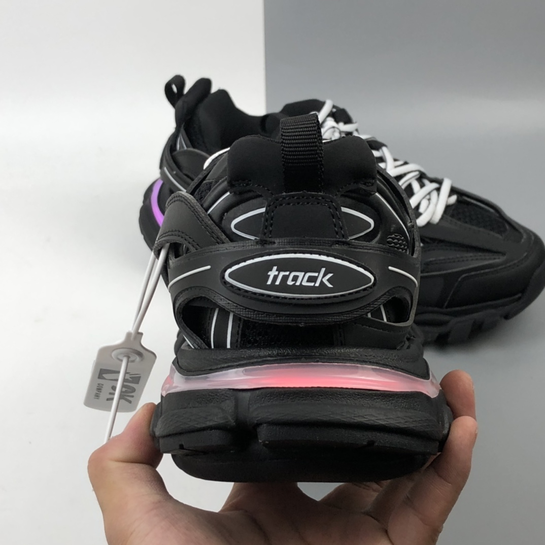 580 霓虹灯光变 巴黎世家 Balenciaga 户外鞋款 Track Trainer 增加了配有 LED 灯的全新设计