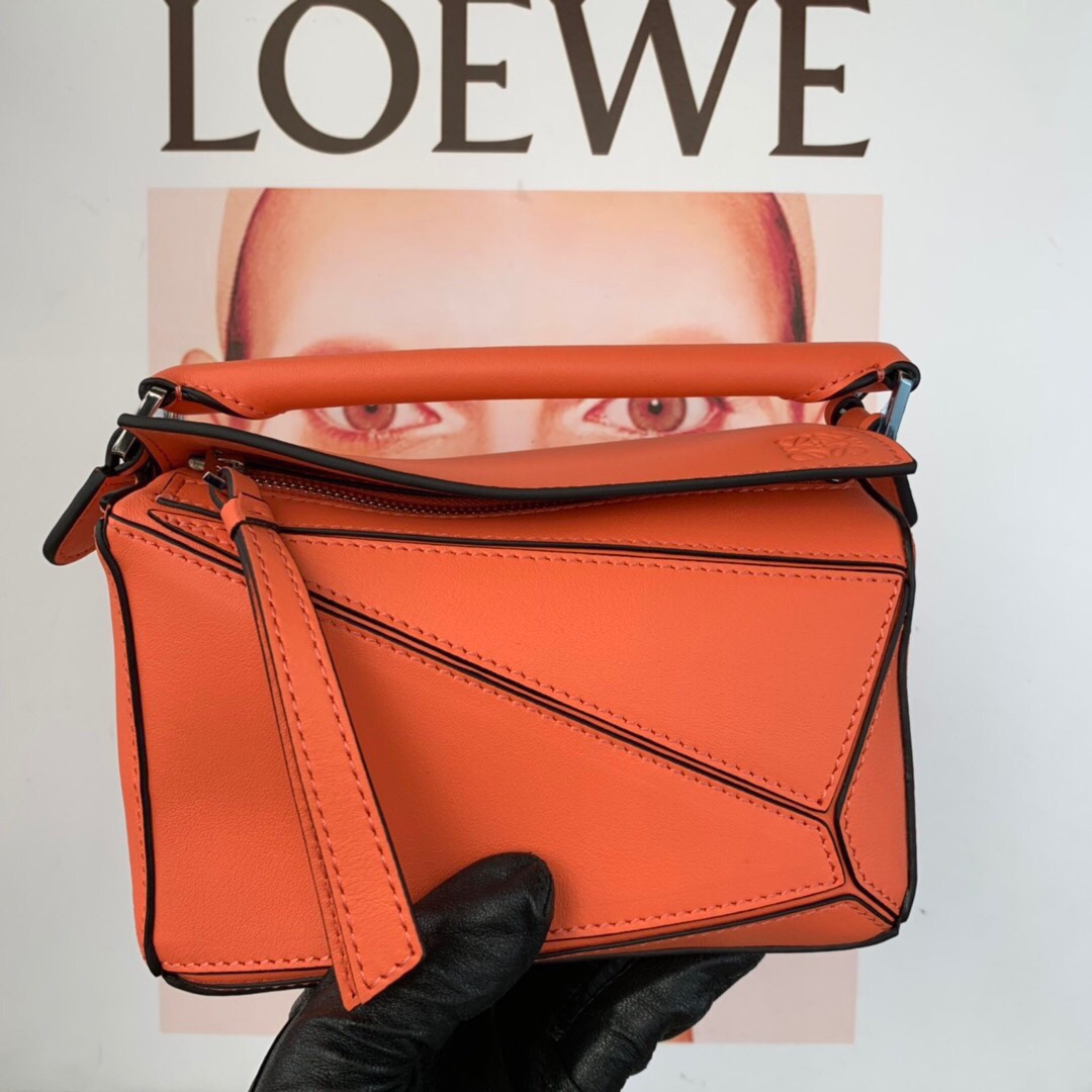I ❤️ Loewe Christmas 🎄 Star Edition Model: 300068 Crazy Grass Mini Puzzle, featuring beautiful colors that countless goddesses adore. ❤️ Mini size: 18*12.5*8cm. The bag itself is almost weightless, extremely practical, perfect for carrying your phone, wallet, lipstick, and powder when going out, without feeling burdened. Enjoy a light and pleasant life effortlessly 😇😇 (Suitable for XS, Plus, and other models you care about). ❤️ Genuine exclusive unpacking customization, high-end exclusive private customization hardware, imported calf leather, German-imported Saffiano thread, imported YKK zipper, ZP craftsmanship, allowing you to enjoy top-quality luxury! image 1