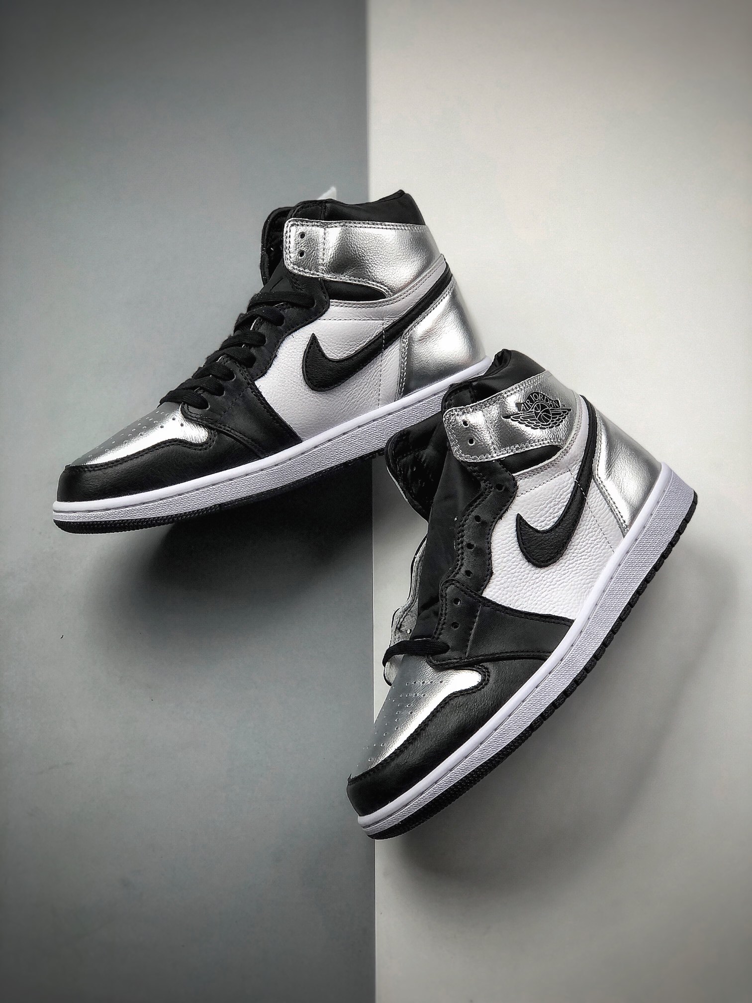 300  Air Jordan High OG“Metallic Silver”AJ1黑银整采体用经典黑脚趾CD0461-001