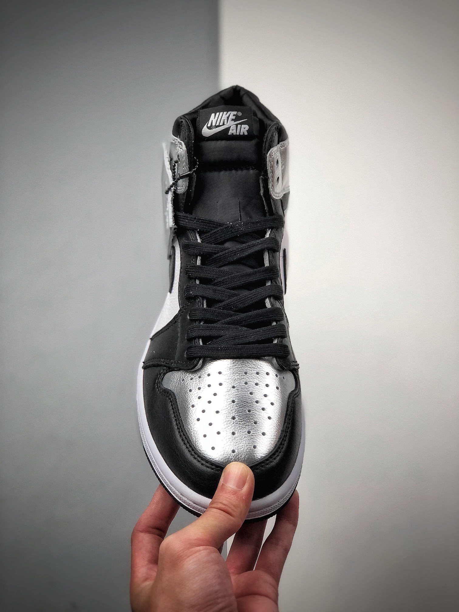 300  Air Jordan High OG“Metallic Silver”AJ1黑银整采体用经典黑脚趾CD0461-001
