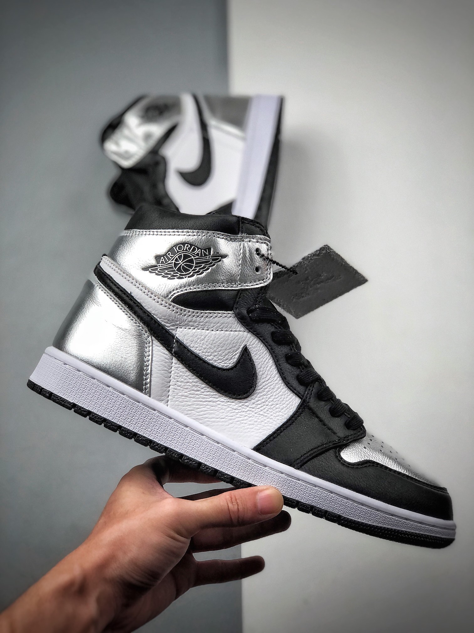 300  Air Jordan High OG“Metallic Silver”AJ1黑银整采体用经典黑脚趾CD0461-001