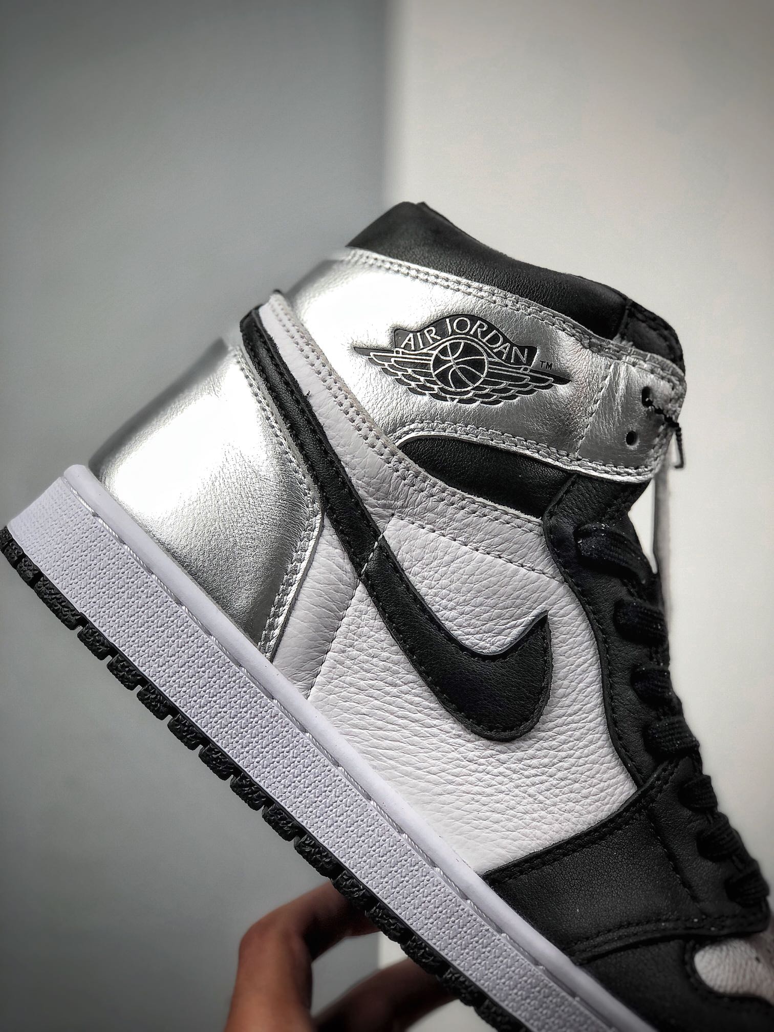 300  Air Jordan High OG“Metallic Silver”AJ1黑银整采体用经典黑脚趾CD0461-001