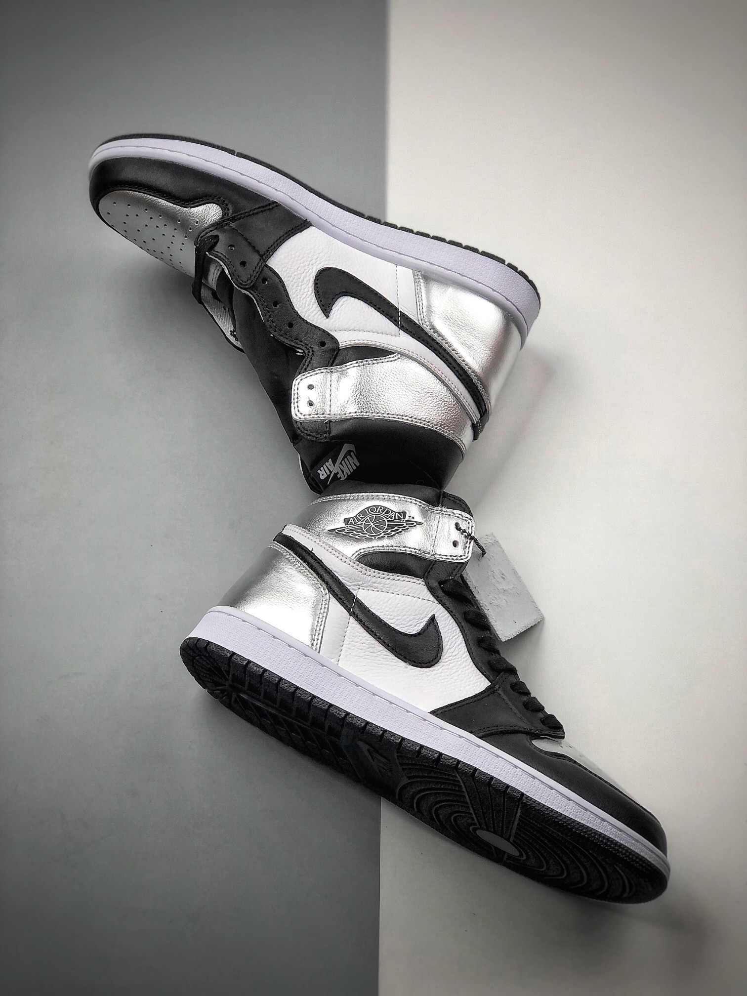300  Air Jordan High OG“Metallic Silver”AJ1黑银整采体用经典黑脚趾CD0461-001