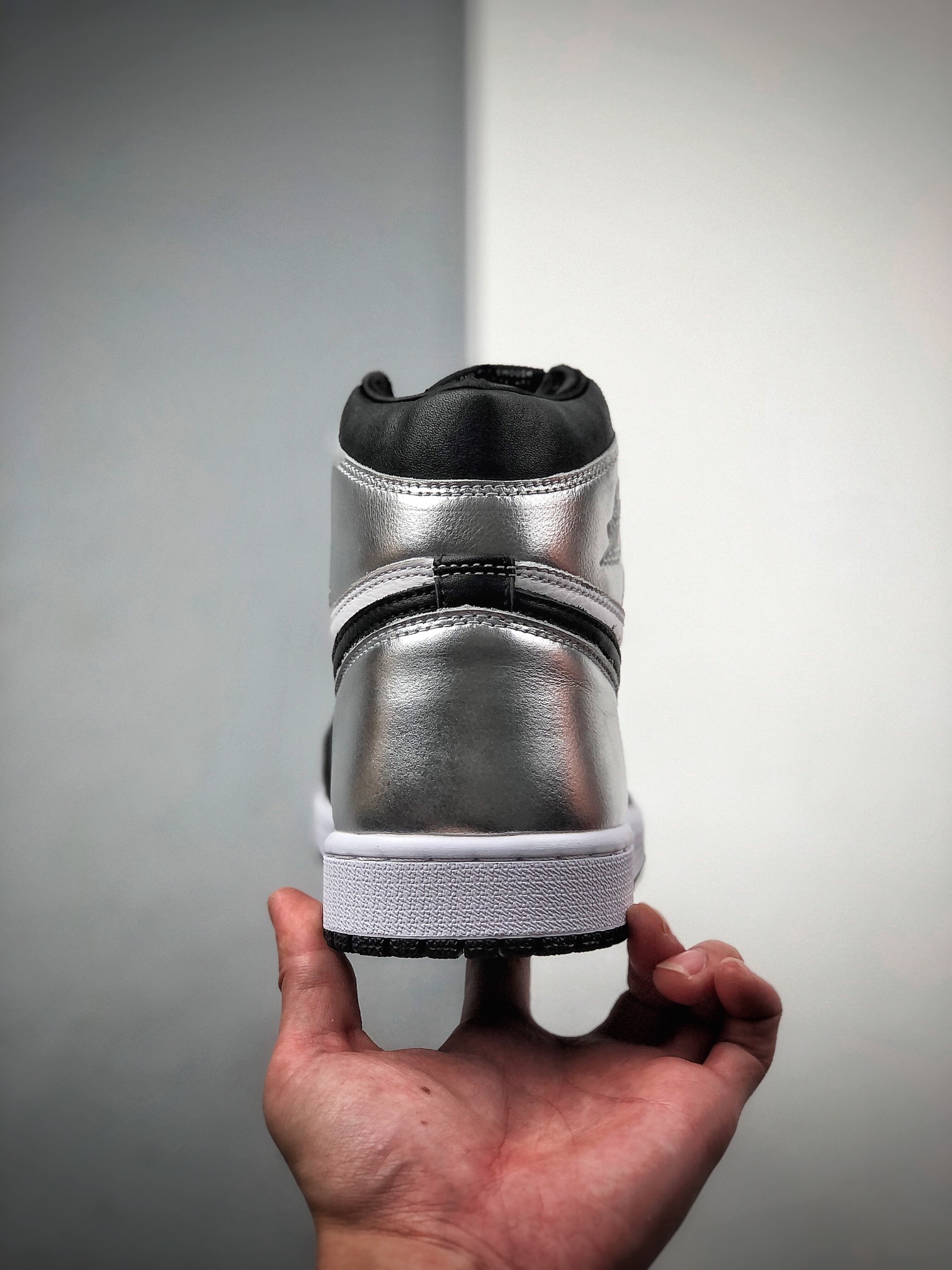 300  Air Jordan High OG“Metallic Silver”AJ1黑银整采体用经典黑脚趾CD0461-001