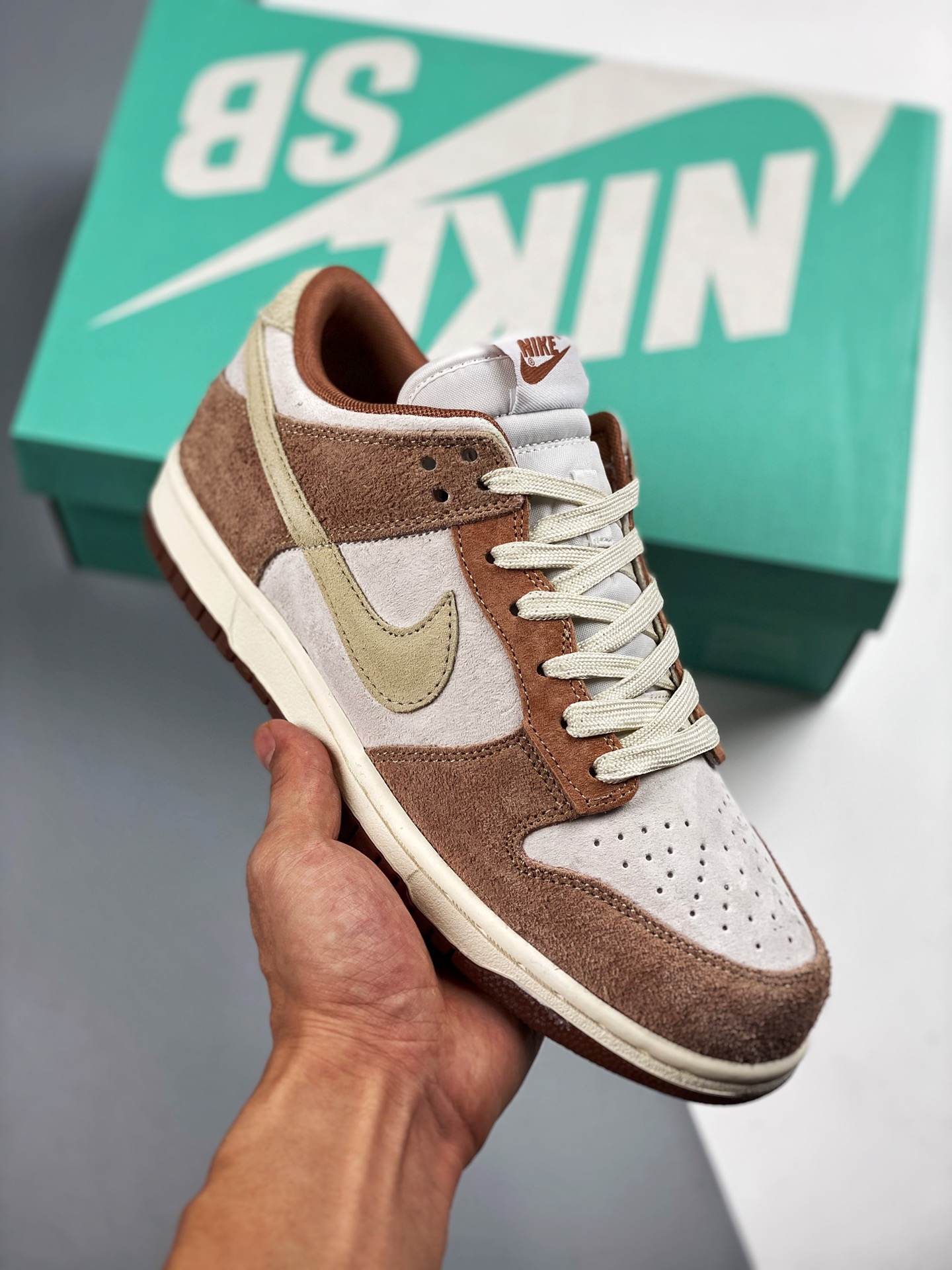Nike SB Dunk Low "Medium Curry" Color blanco crema y marrón Material de primera capa original, única forma de…