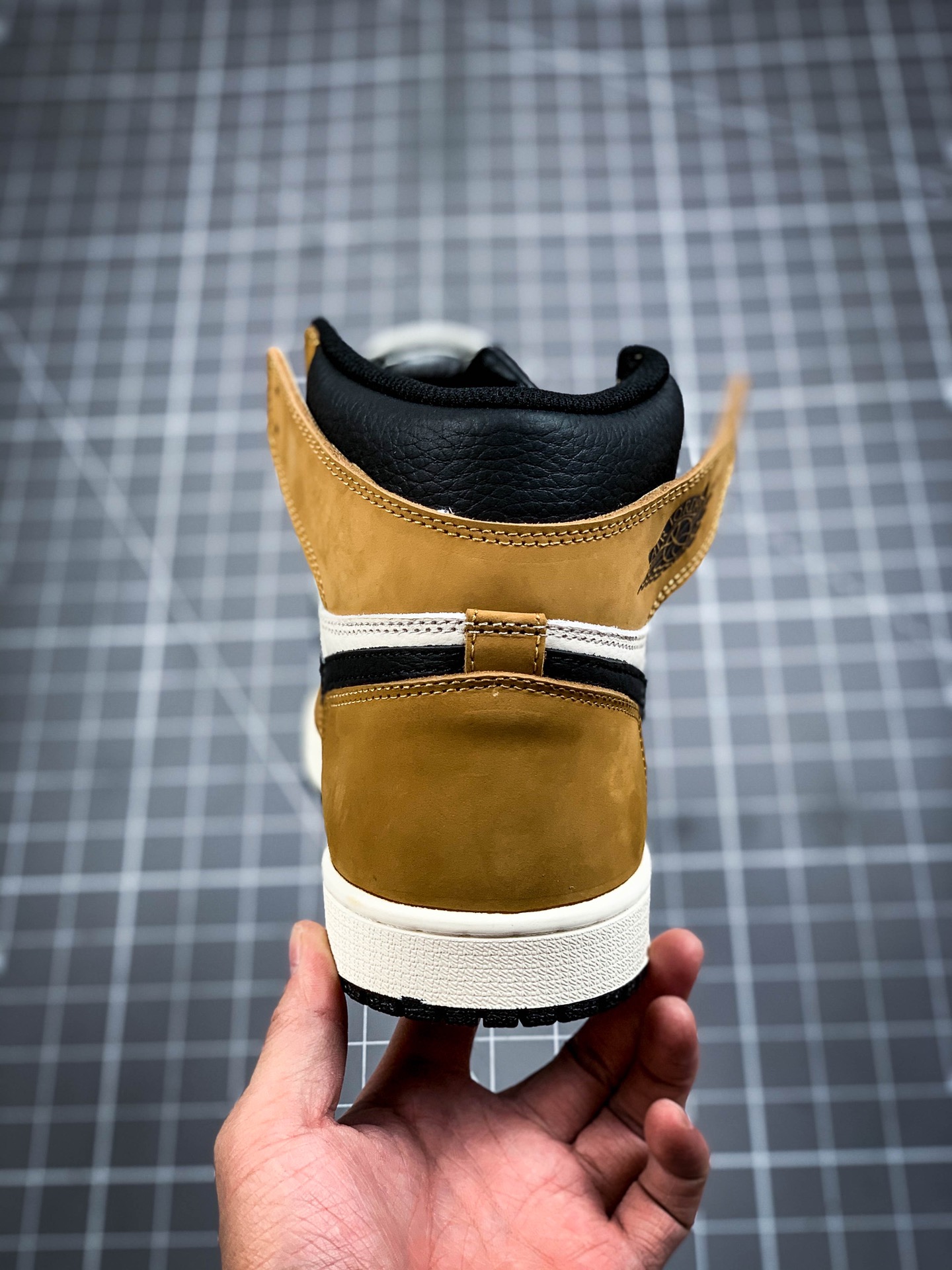 240 乔丹/Air Jordan  aj1 AJ1 乔丹1代 乔1 Air Jordan 1 “Rookie of the Year” 555088-700