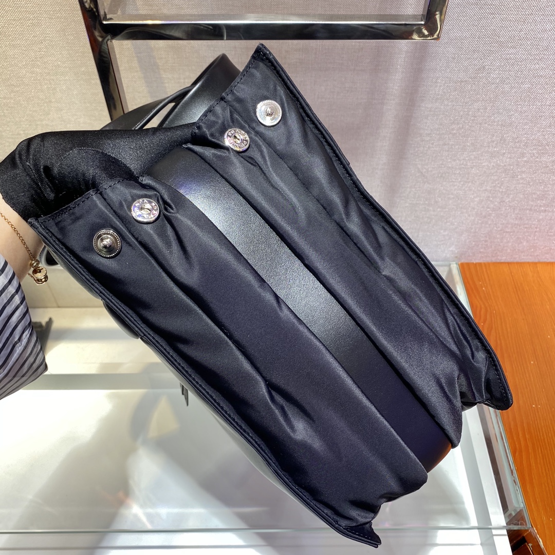 PRADA普拉达加衬尼龙新款手提包1BC318