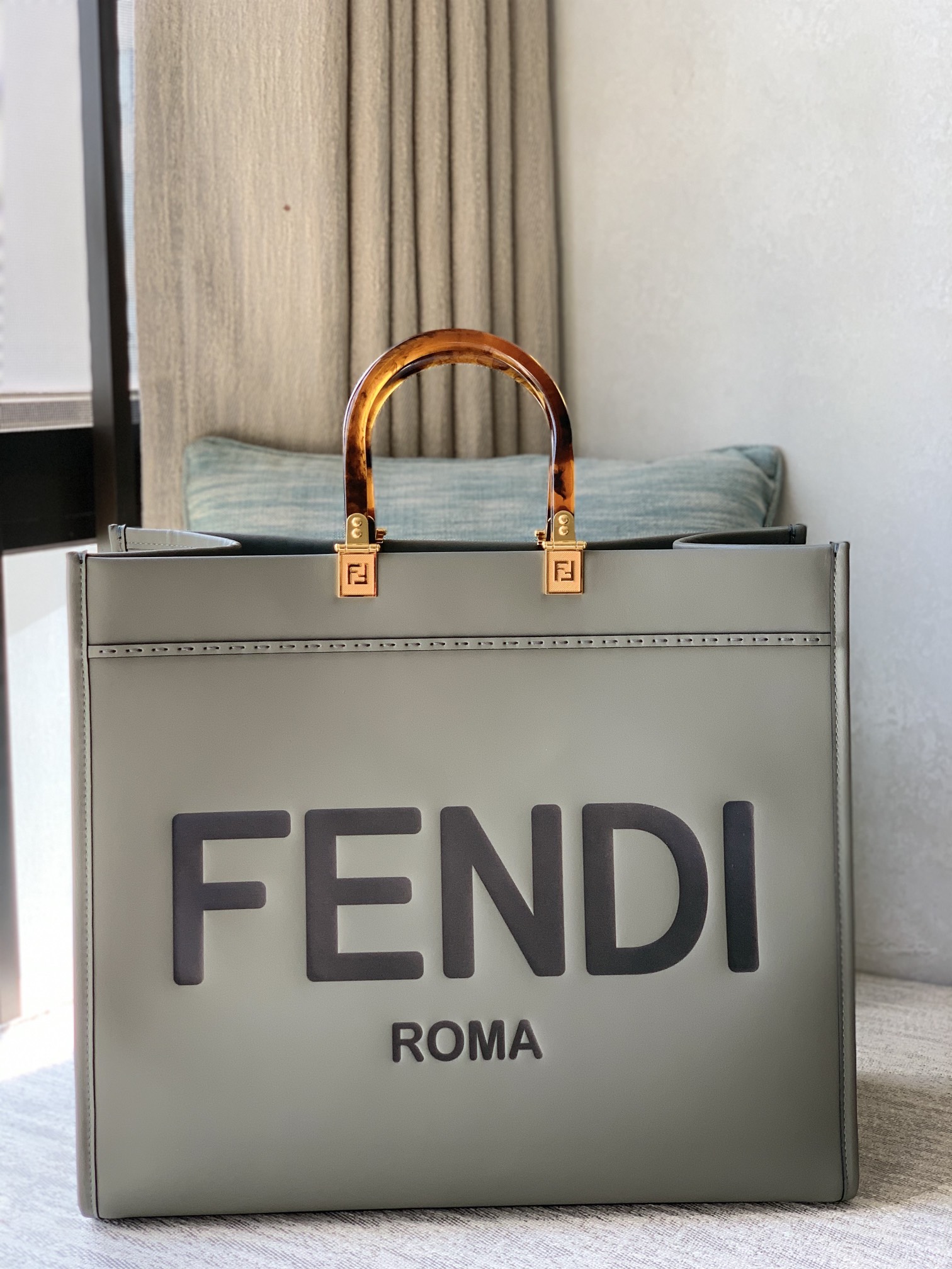24 god-level version of Sunshine Fendi handbag, large gray full cowhide material, decorated with hot-stamped "FENDI ROMA" pattern. Featuring spac
