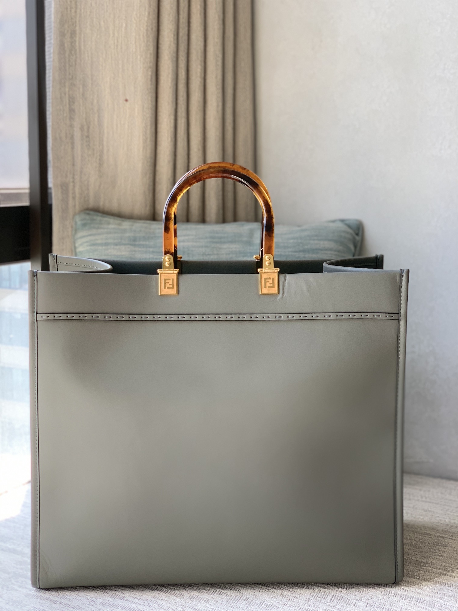 24 god-level version of Sunshine Fendi handbag, large gray full cowhide material, decorated with hot-stamped "FENDI ROMA" pattern. Featuring spac
