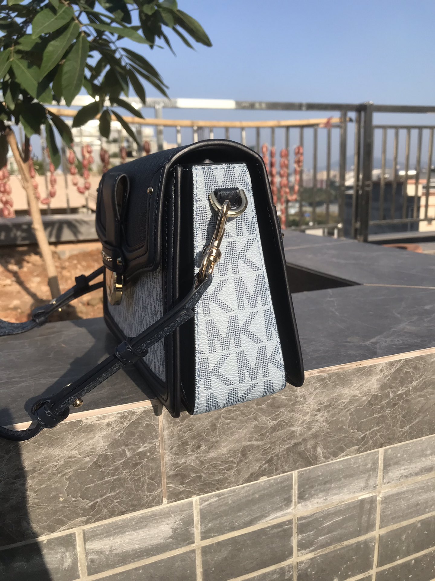 Michael Kors Mk新款 Jessie 单肩包优雅翻盖造型优雅别致 包扣装饰 金属 MK Logo 展现品牌态度
