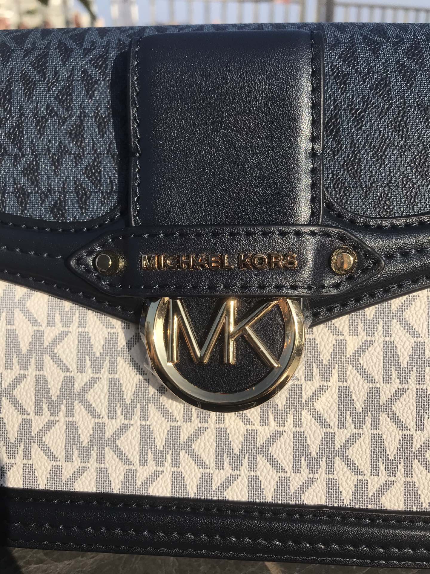 Michael Kors Mk新款 Jessie 单肩包优雅翻盖造型优雅别致 包扣装饰 金属 MK Logo 展现品牌态度