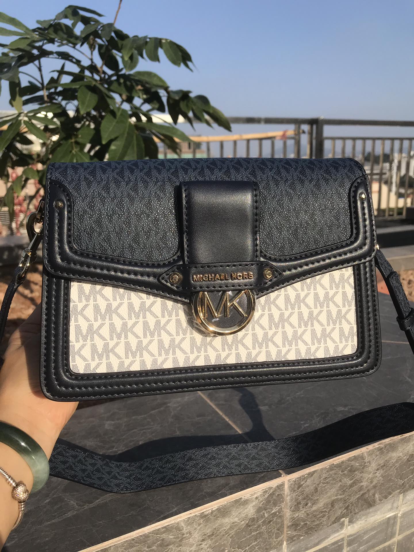 Michael Kors Mk新款 Jessie 单肩包优雅翻盖造型优雅别致 包扣装饰 金属 MK Logo 展现品牌态度