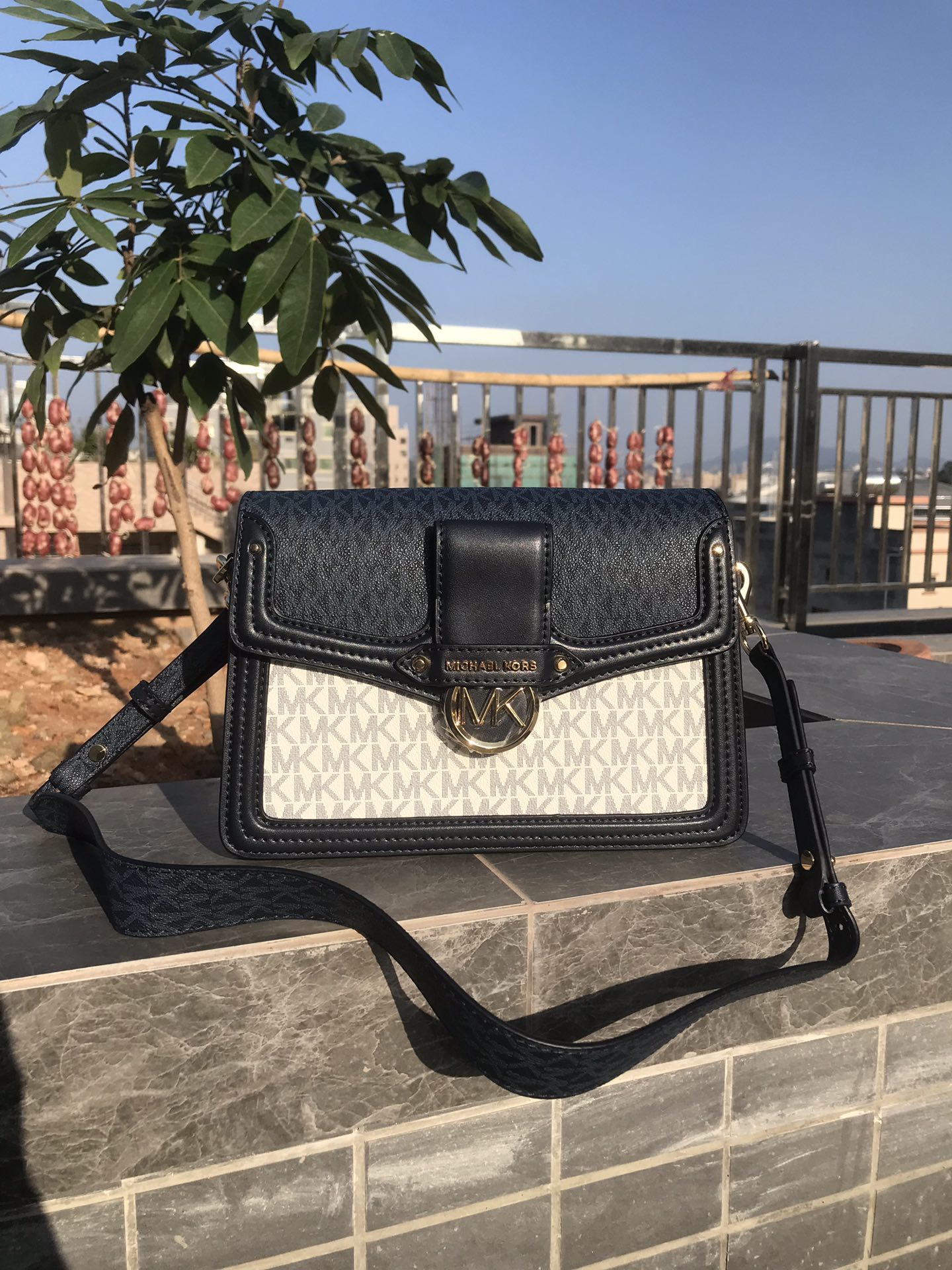 Michael Kors Mk新款 Jessie 单肩包优雅翻盖造型优雅别致 包扣装饰 金属 MK Logo 展现品牌态度