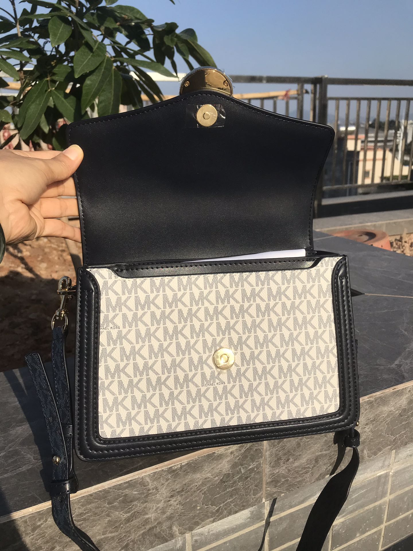 Michael Kors Mk新款 Jessie 单肩包优雅翻盖造型优雅别致 包扣装饰 金属 MK Logo 展现品牌态度
