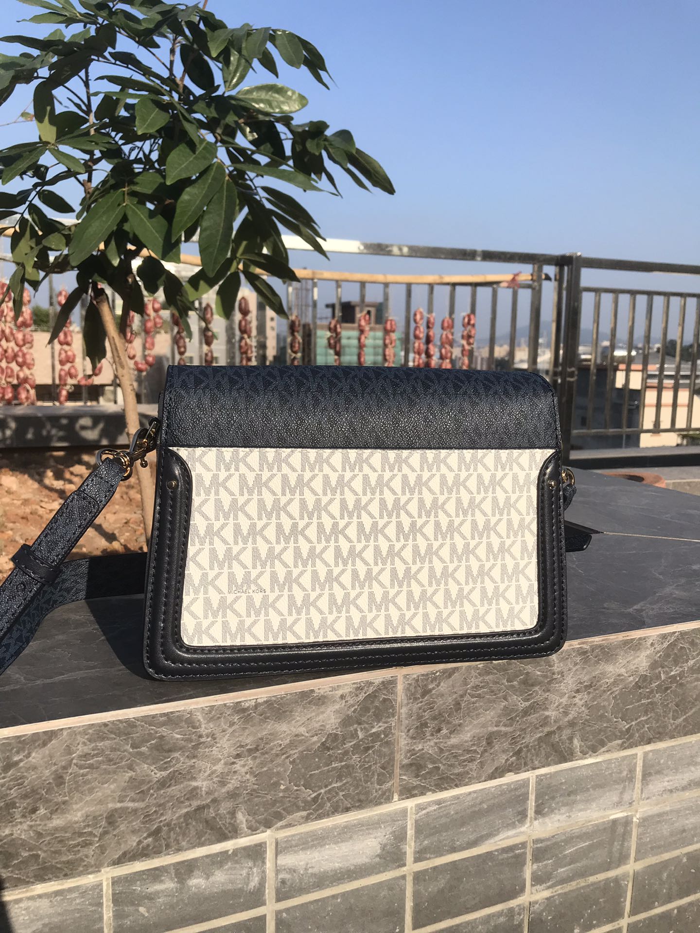 Michael Kors Mk新款 Jessie 单肩包优雅翻盖造型优雅别致 包扣装饰 金属 MK Logo 展现品牌态度
