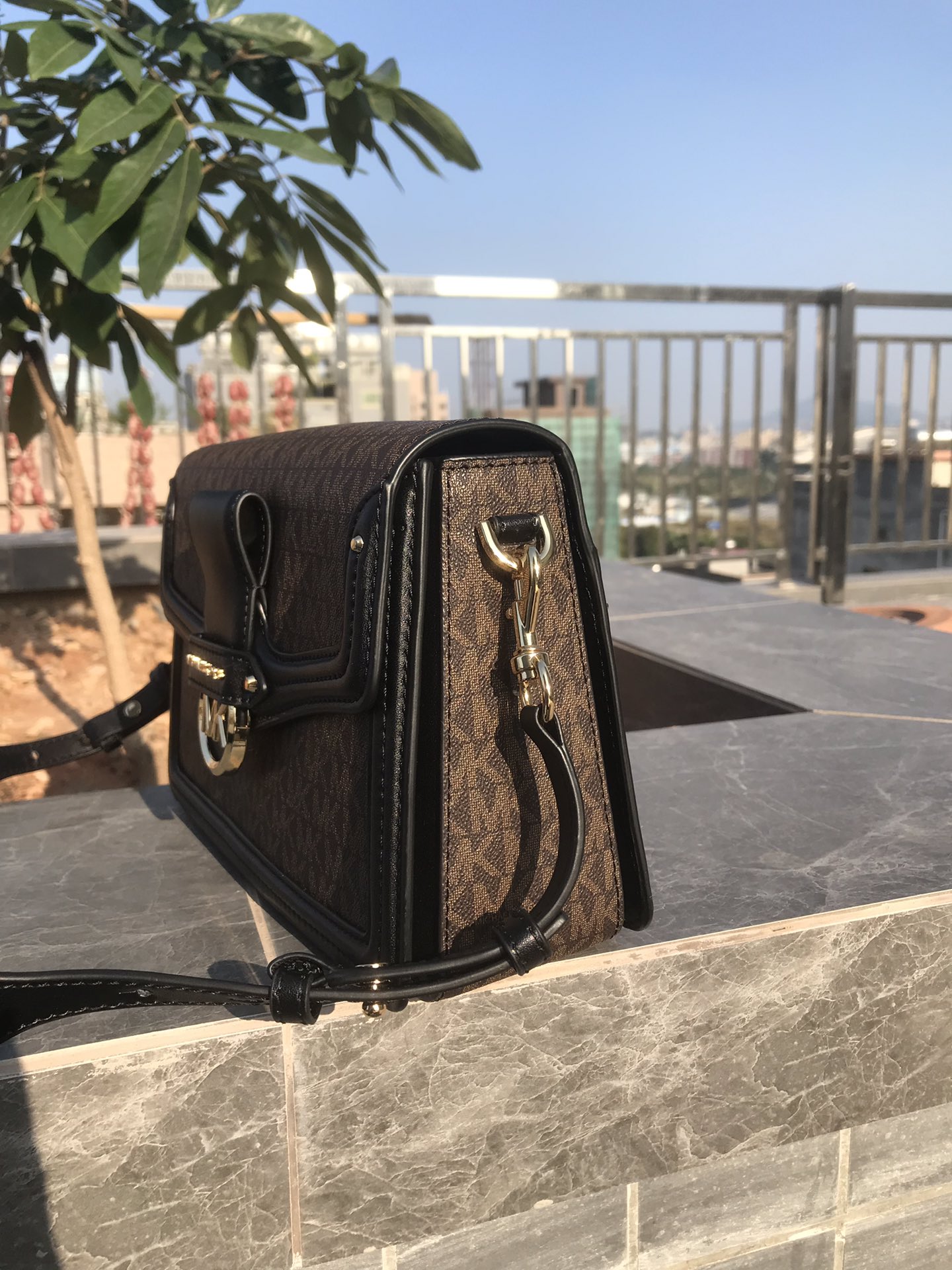 Michael Kors mk秋冬新品单肩包优雅翻盖造型优雅别致，包扣装饰 金属Logo展现品牌态度。适中的肩带设计携带使用时，减轻肩部压力