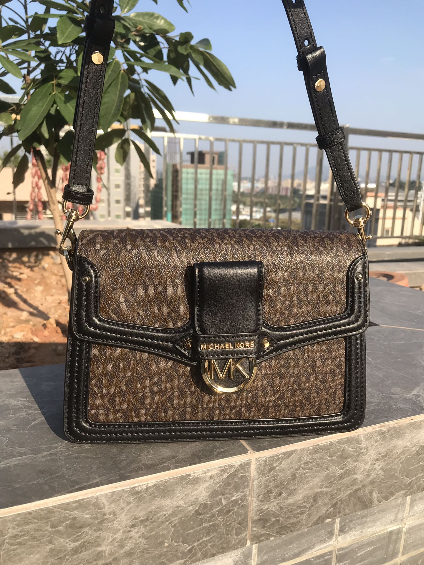 Michael Kors mk秋冬新品单肩包优雅翻盖造型优雅别致，包扣装饰 金属Logo展现品牌态度。适中的肩带设计携带使用时，减轻肩部压力