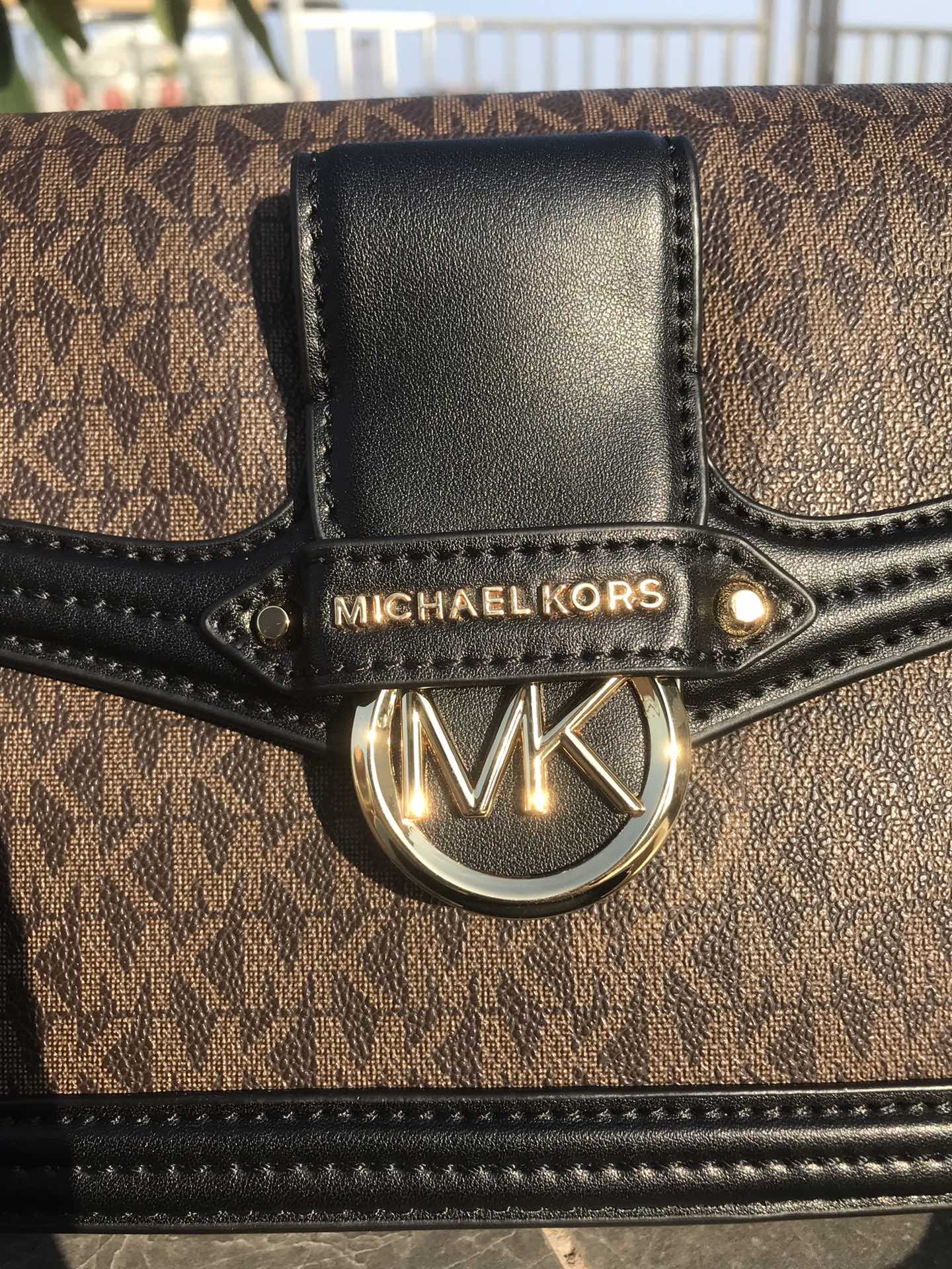 Michael Kors mk秋冬新品单肩包优雅翻盖造型优雅别致，包扣装饰 金属Logo展现品牌态度。适中的肩带设计携带使用时，减轻肩部压力
