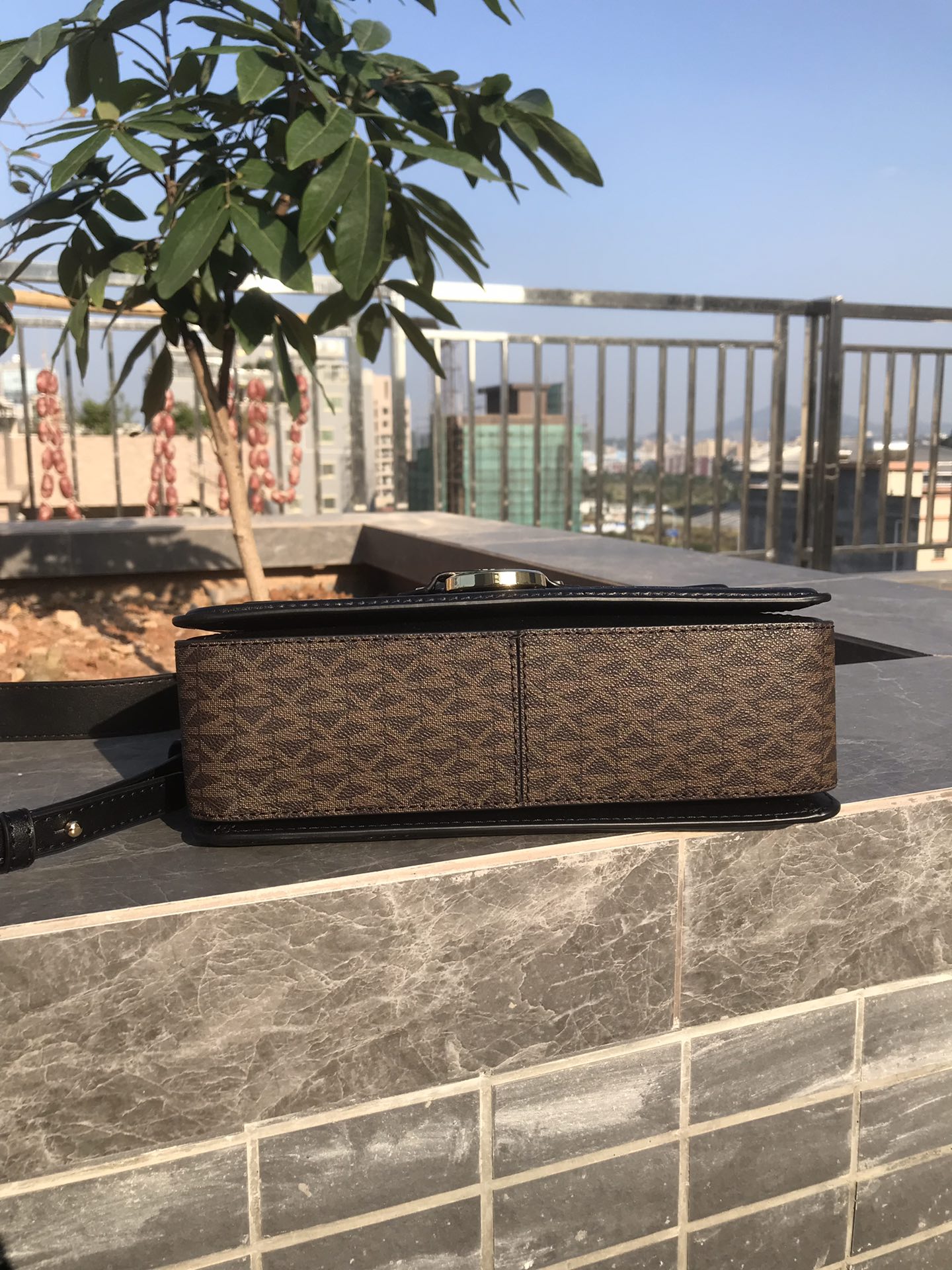 Michael Kors mk秋冬新品单肩包优雅翻盖造型优雅别致，包扣装饰 金属Logo展现品牌态度。适中的肩带设计携带使用时，减轻肩部压力