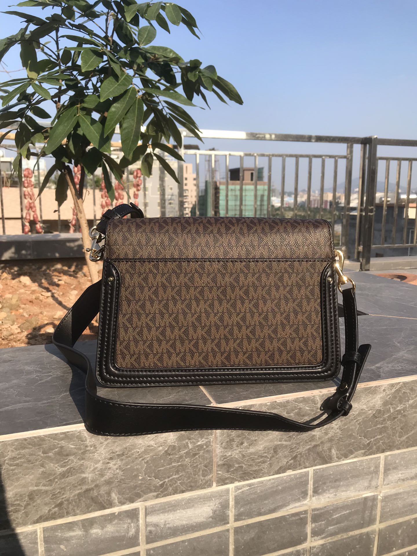 Michael Kors mk秋冬新品单肩包优雅翻盖造型优雅别致，包扣装饰 金属Logo展现品牌态度。适中的肩带设计携带使用时，减轻肩部压力