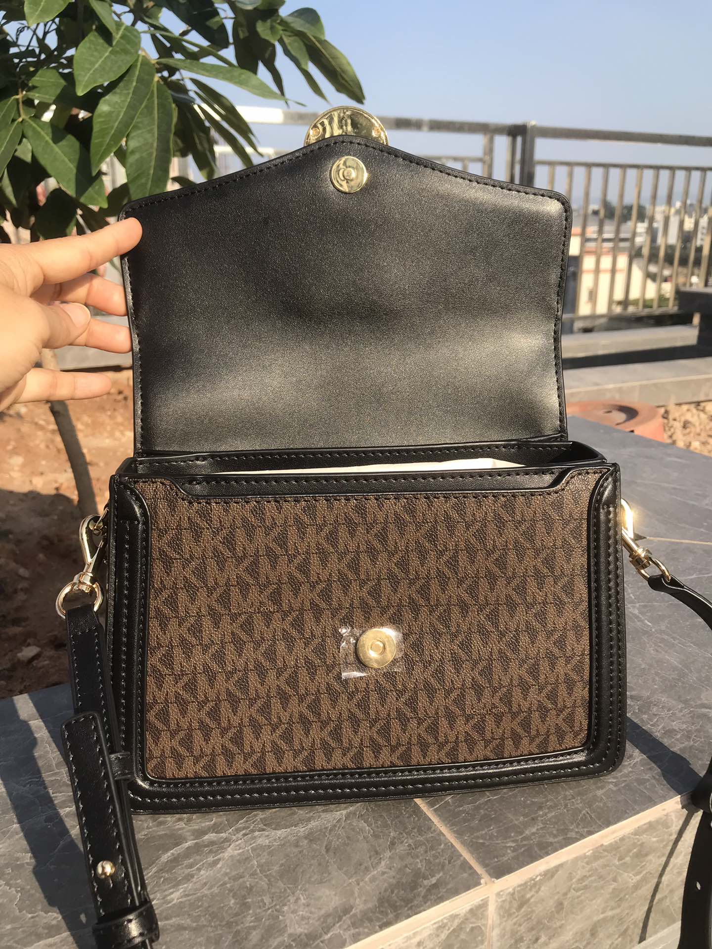 Michael Kors mk秋冬新品单肩包优雅翻盖造型优雅别致，包扣装饰 金属Logo展现品牌态度。适中的肩带设计携带使用时，减轻肩部压力