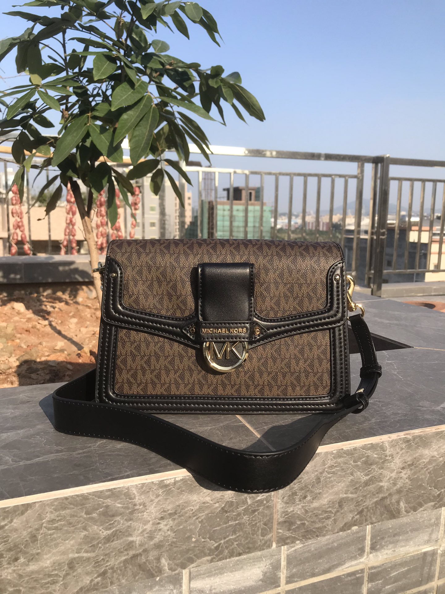 Michael Kors mk秋冬新品单肩包优雅翻盖造型优雅别致，包扣装饰 金属Logo展现品牌态度。适中的肩带设计携带使用时，减轻肩部压力