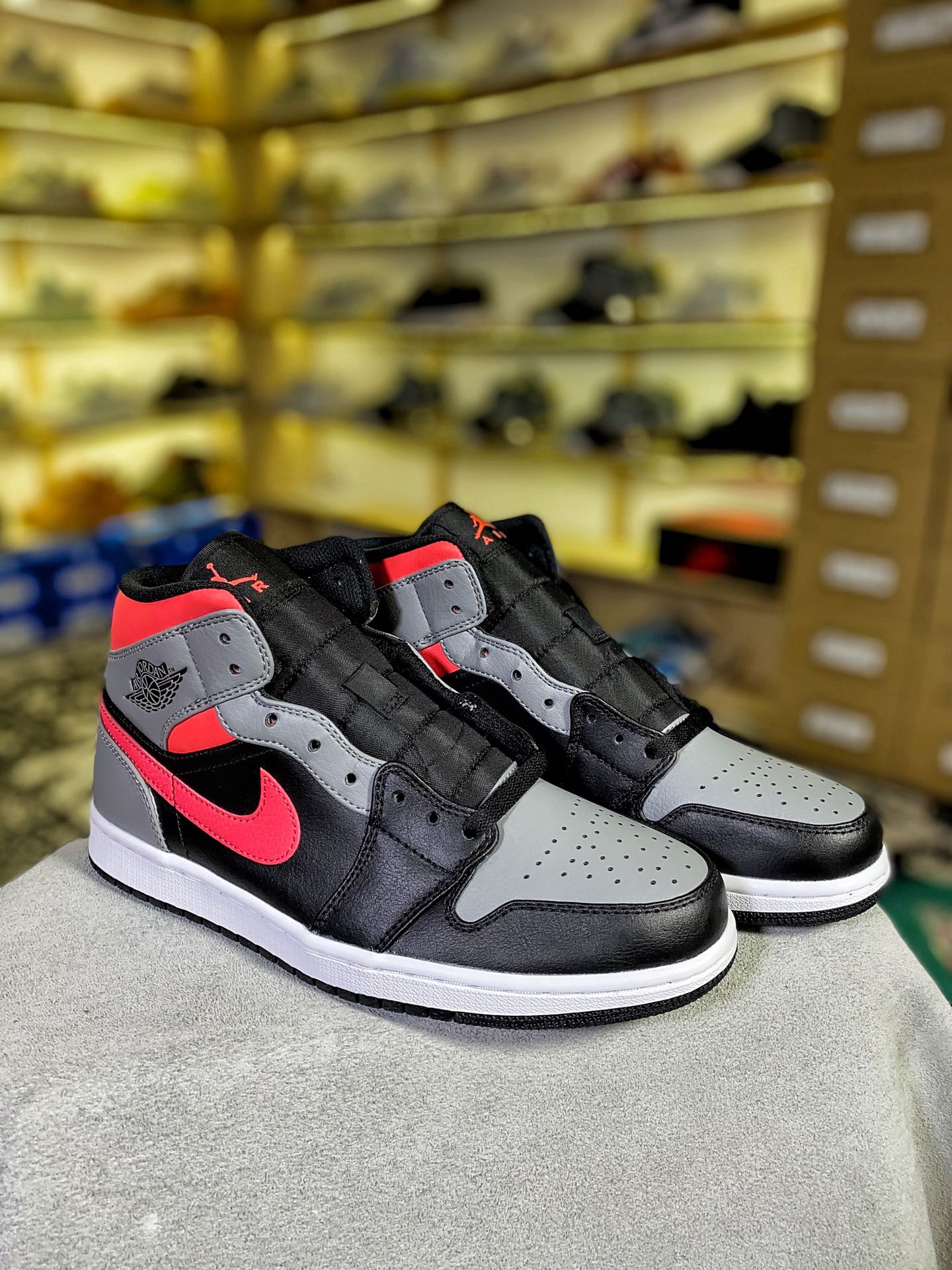 重磅特价过验版AJ1Mid中帮市面最