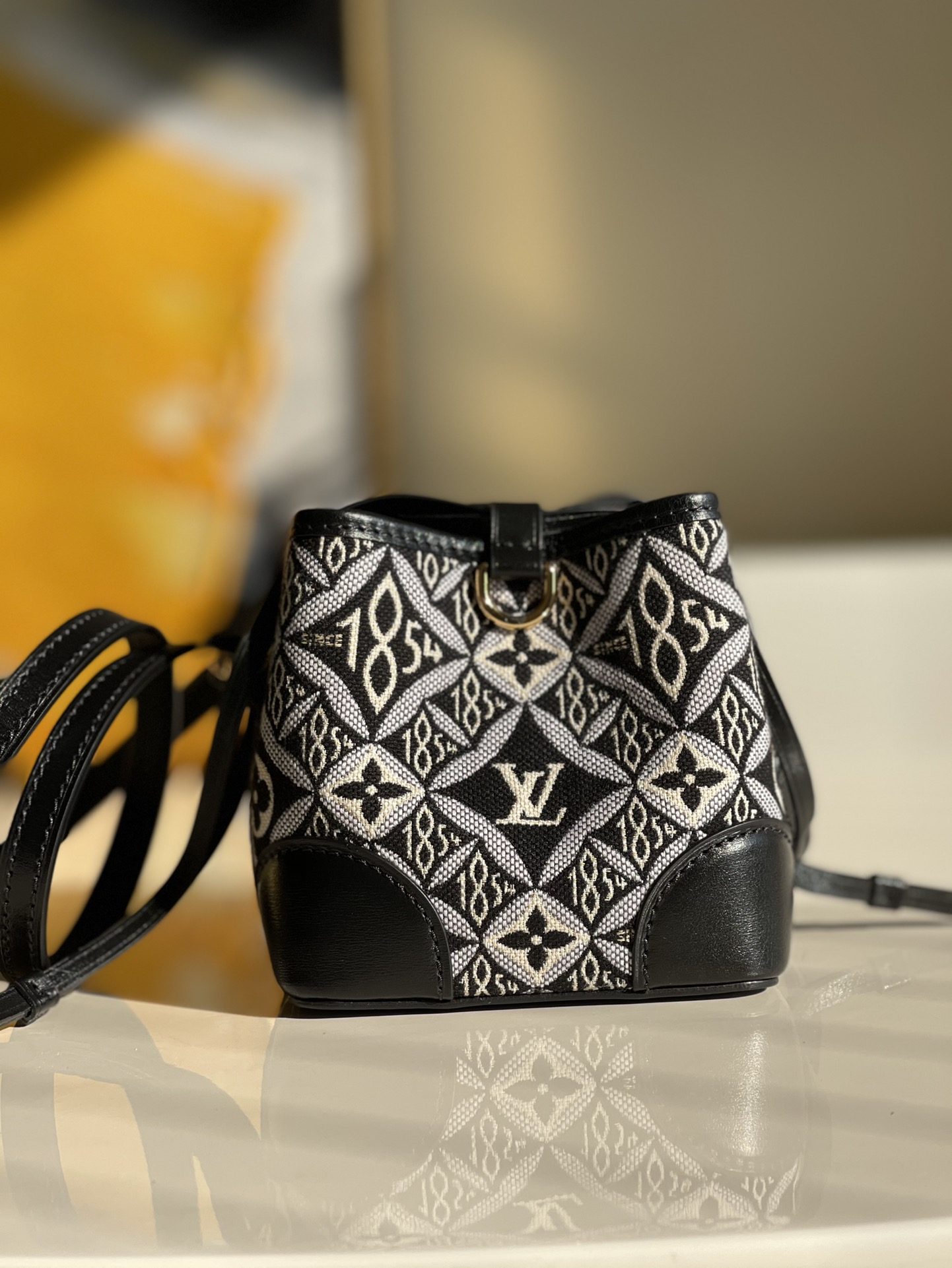 NO:396599,[Exclusive real shot M69973] The 1854 retro series bags for the autumn and winter women's clothing show, the theme of 'distant times' is super retro, the embroidery details are really unsatisfactory. The diamond-shaped design itself has an ancient feeling. The 1854 and the presbyopia embroidery are both regular and irregularly arranged, making this pattern very 'medium-old'. At the same time, the color scheme this time also has a 'old' feeling, as if the passing of time is really telling from these patterns. Size 12.0x12.0x12.0cm (length x height x width) X., LV [original leather], louis vuitton19860909【独家实拍M69973】秋冬女装大秀的1854复古系列包包,“时代错位”的主题,超复古,刺绣细节真让人爱不释手,菱形格的设计本身就自带古老感,1854配上老花的刺绣既规则又不规则地排列分布着,让这个图案非常“中古”,同时这次的配色也有一种“旧”感,仿佛岁月流逝真的从这些图案上娓娓道来 尺寸12.0x12.0x12.0cm（长x高x宽）X.,LV【原厂皮】,louis vuitton,Bag