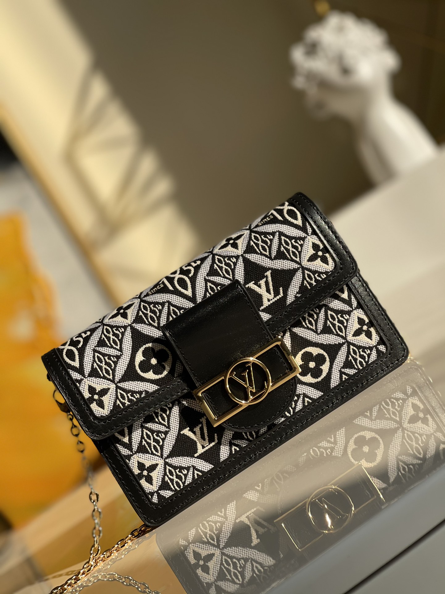 NO:396596,【Exclusive real photo M69992 black】DAUPHINE chain bag Size 18.5 x 12 x 5 CM Fall and winter model Dauphine chain bag material Since 1854 jacquard fabric, cloth Roman pattern flower embroidered chain woc wallet oo[handshake][handshake] Shows the brand's founding year 1854 words and Monogram flowers intertwined. The detachable chain enables the choice of shoulder and crossbody X.,LV [original leather],louis vuitton,wallets19860909【独家实拍M69992 黑色】DAUPHINE 链条包 尺寸18.5 x 12 x 5 CM 秋冬款 Dauphine 链条包取材 Since 1854 提花织物,布面罗马纹布面花朵刺绣链条woc钱包oo[握手][握手]展现品牌创始年份 1854 字样和 Monogram 花卉的错落交织.可拆卸链条实现肩背和斜挎选择 X.,LV【原厂皮】,louis vuitton,wallets,Bag