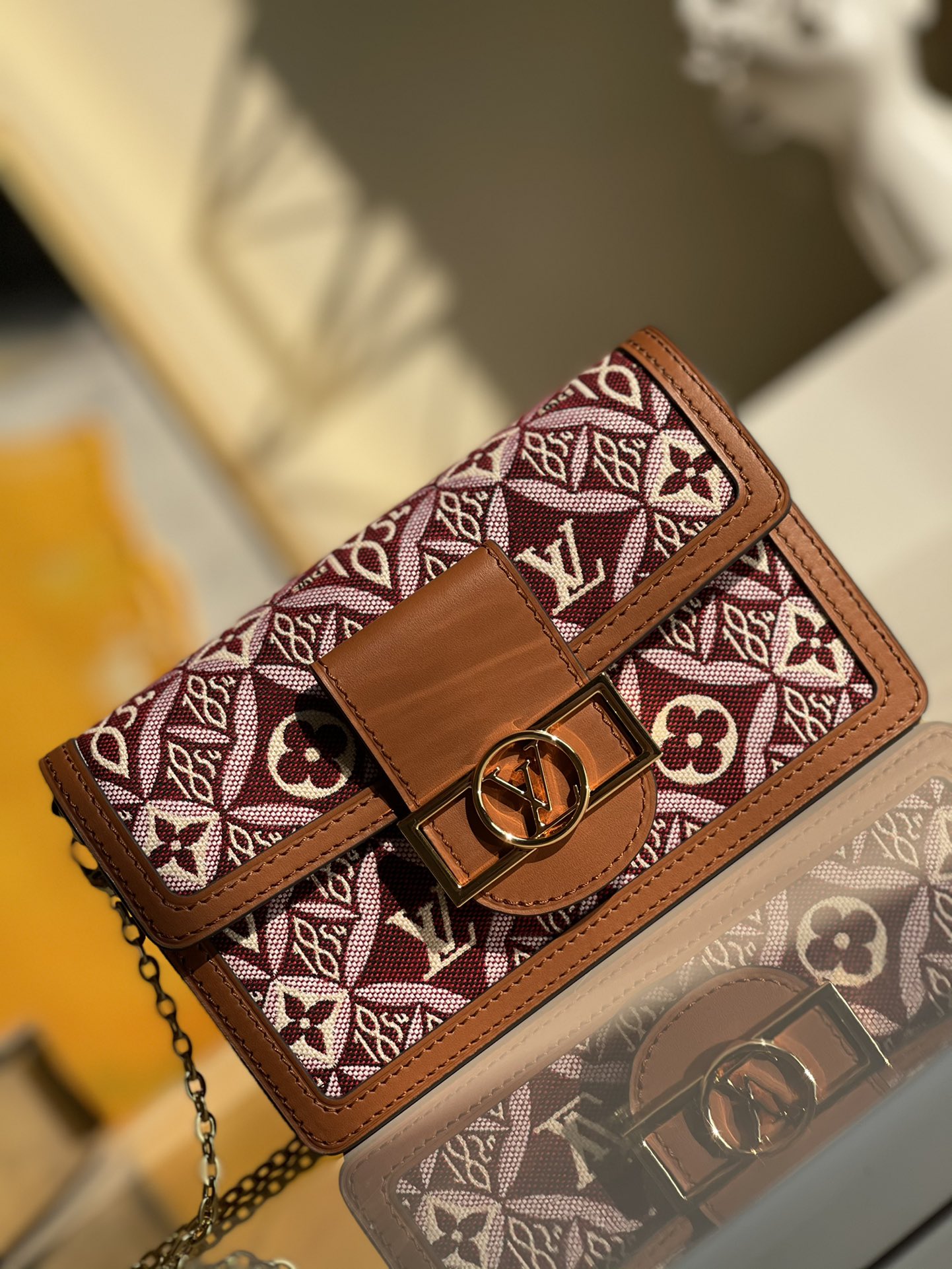 NO:396593,【Exclusive real photo M69992 red】DAUPHINE chain bag Size 18.5 x 12 x 5 CM autumn and winter style Dauphine chain bag material Since 1854 jacquard fabric, cloth Roman pattern flower embroidered chain woc wallet oo[handshake][handshake] Shows the brand's founding year 1854 words and Monogram flowers intertwined. The detachable chain enables the choice of shoulder and crossbody X.,LV [original leather],louis vuitton,wallets19860909【独家实拍M69992红】DAUPHINE 链条包 尺寸18.5 x 12 x 5 CM 秋冬款 Dauphine 链条包取材 Since 1854 提花织物,布面罗马纹布面花朵刺绣链条woc钱包oo[握手][握手]展现品牌创始年份 1854 字样和 Monogram 花卉的错落交织.可拆卸链条实现肩背和斜挎选择 X.,LV【原厂皮】,louis vuitton,wallets,Bag