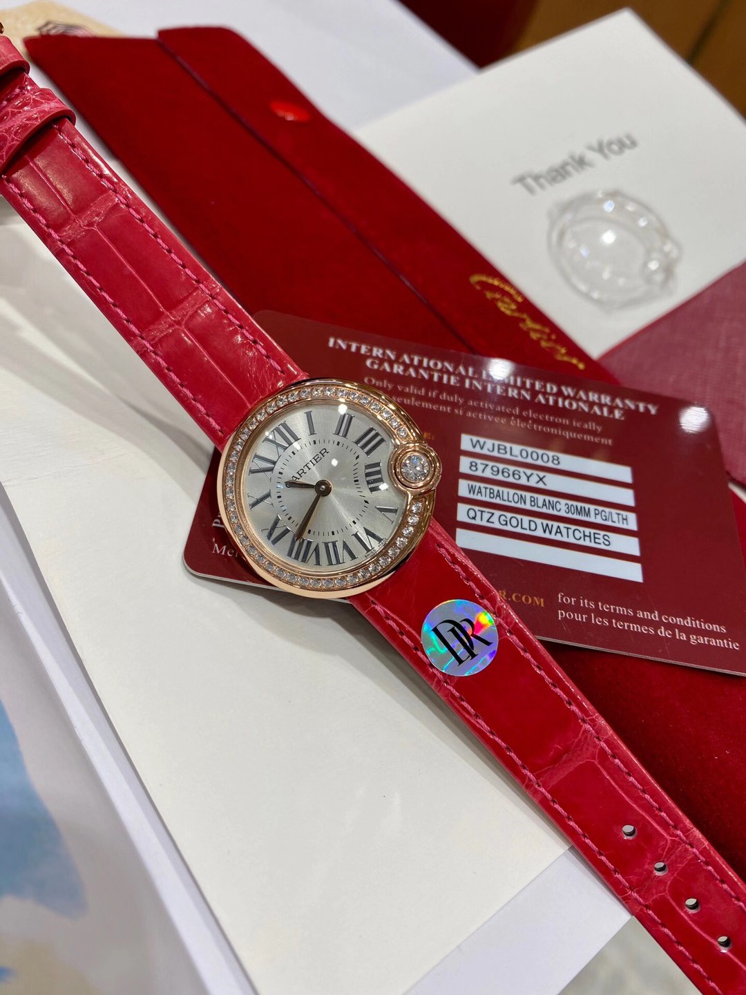 Cartier 最新配色“草莓粉” 卡地亚新款白气球系列 44颗小钻 18k金电镀 蓝宝石水晶玻璃镜面 粉红色鳄鱼皮表带更衬玫瑰金的光泽