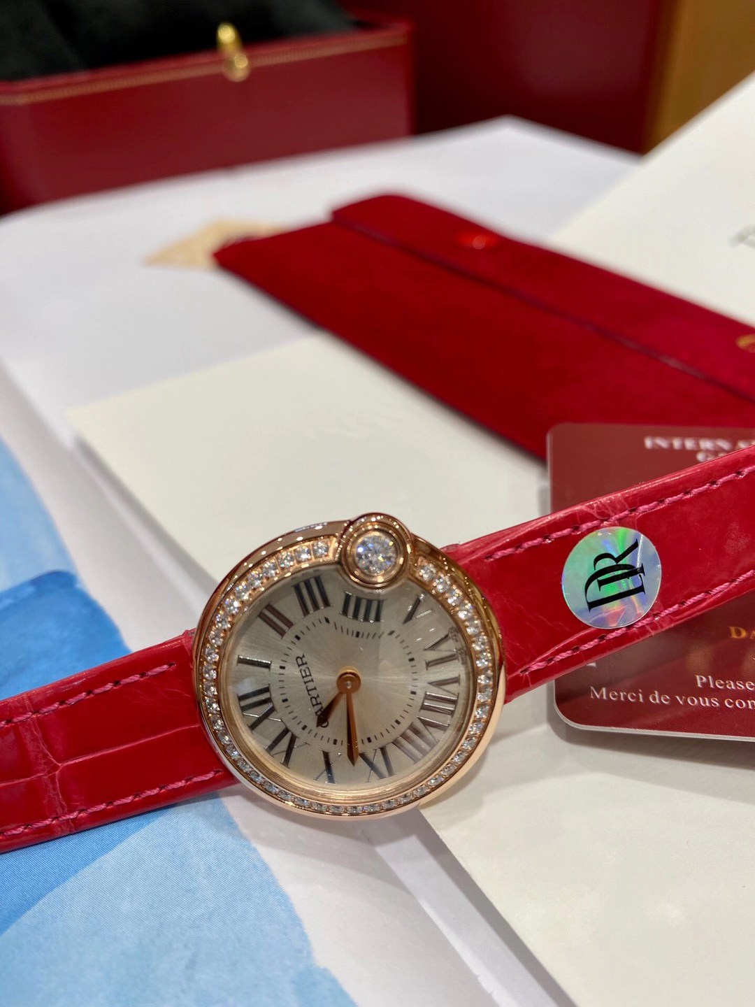 Cartier 最新配色“草莓粉” 卡地亚新款白气球系列 44颗小钻 18k金电镀 蓝宝石水晶玻璃镜面 粉红色鳄鱼皮表带更衬玫瑰金的光泽