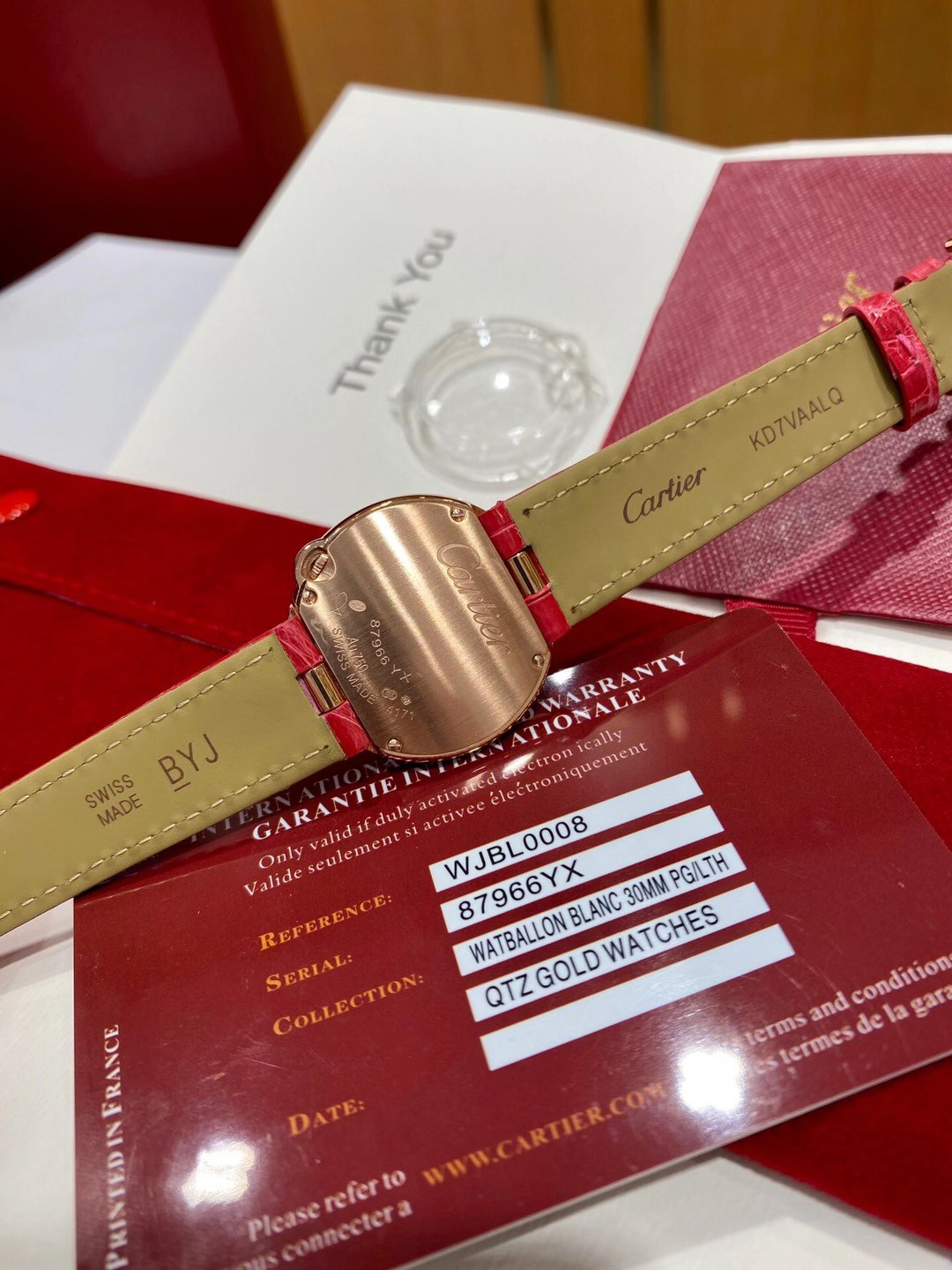Cartier 最新配色“草莓粉” 卡地亚新款白气球系列 44颗小钻 18k金电镀 蓝宝石水晶玻璃镜面 粉红色鳄鱼皮表带更衬玫瑰金的光泽