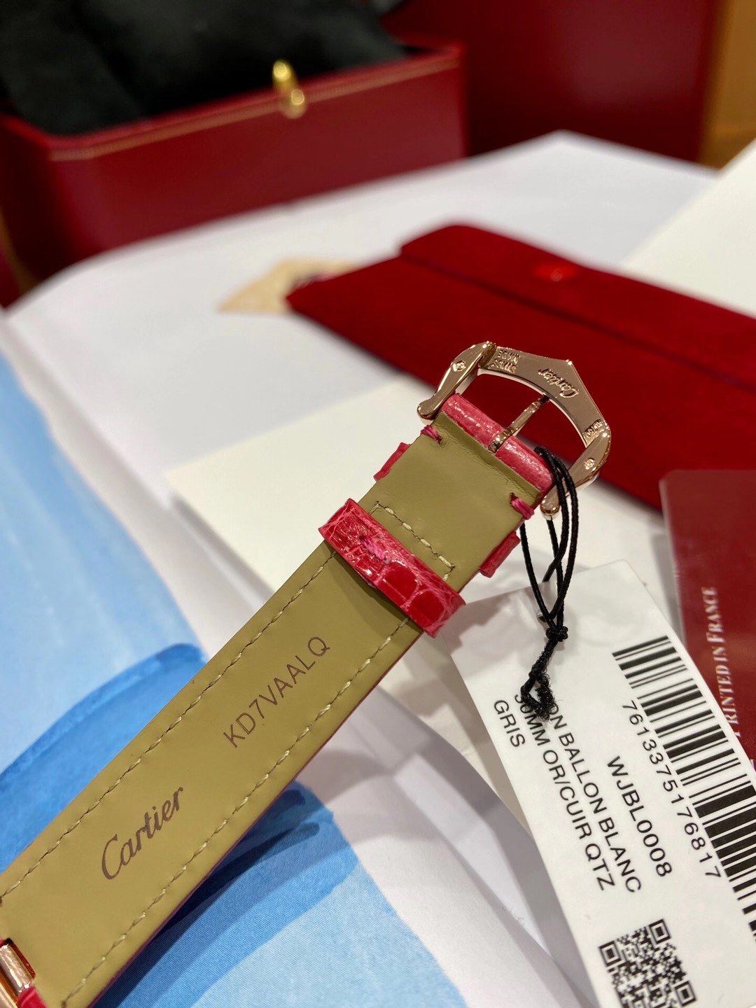 Cartier 最新配色“草莓粉” 卡地亚新款白气球系列 44颗小钻 18k金电镀 蓝宝石水晶玻璃镜面 粉红色鳄鱼皮表带更衬玫瑰金的光泽