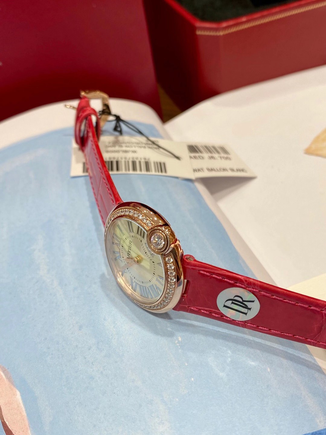 Cartier 最新配色“草莓粉” 卡地亚新款白气球系列 44颗小钻 18k金电镀 蓝宝石水晶玻璃镜面 粉红色鳄鱼皮表带更衬玫瑰金的光泽