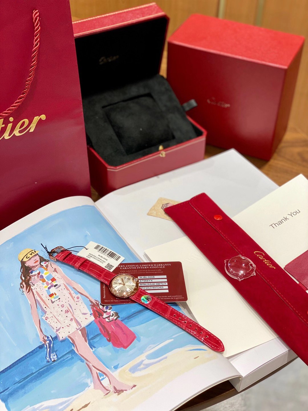 Cartier 最新配色“草莓粉” 卡地亚新款白气球系列 44颗小钻 18k金电镀 蓝宝石水晶玻璃镜面 粉红色鳄鱼皮表带更衬玫瑰金的光泽