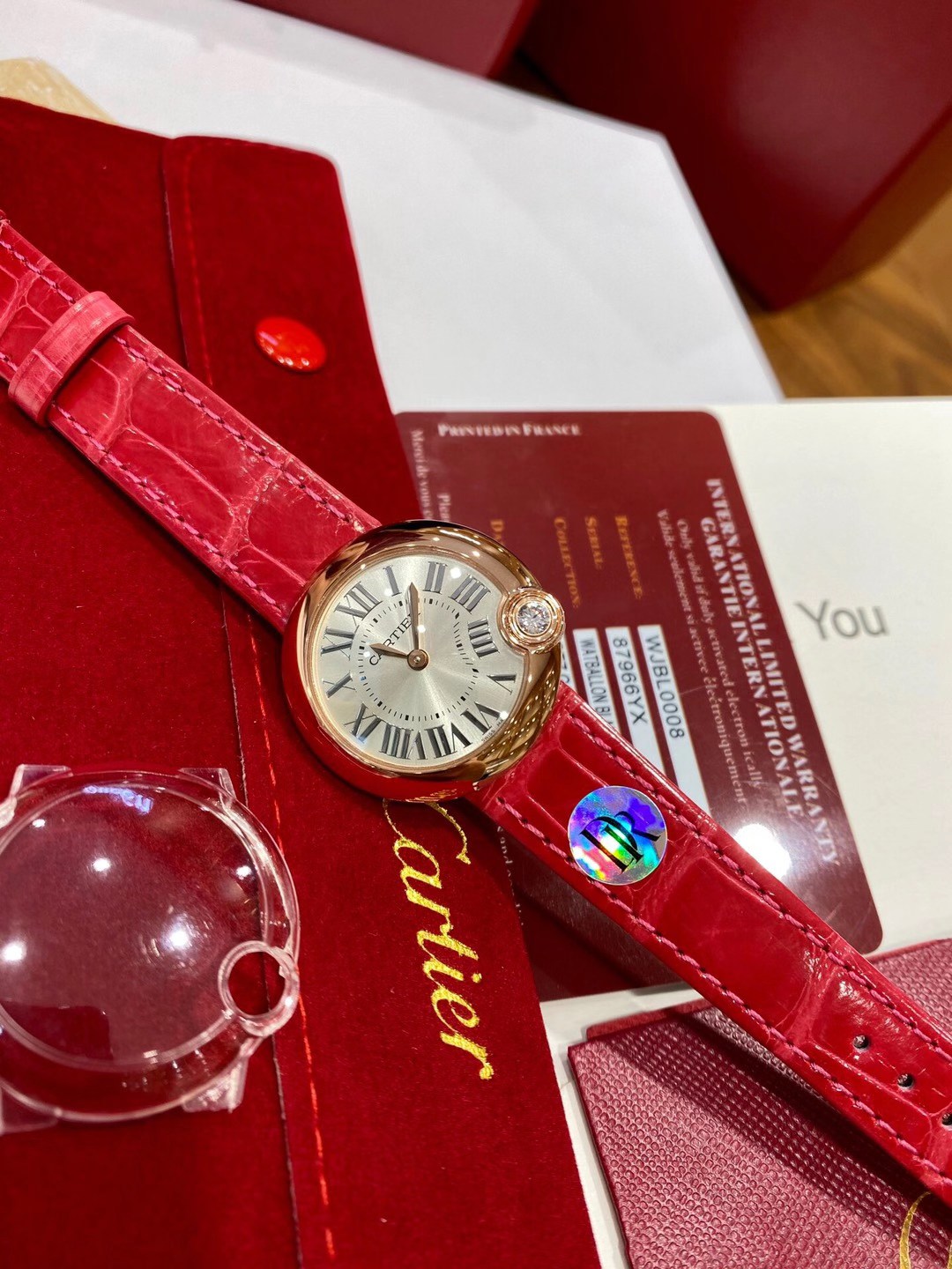 Cartier 最新配色“草莓粉” 卡地亚新款白气球系列 44颗小钻 18k金电镀 蓝宝石水晶玻璃镜面 粉红色鳄鱼皮表带更衬玫瑰金的光泽