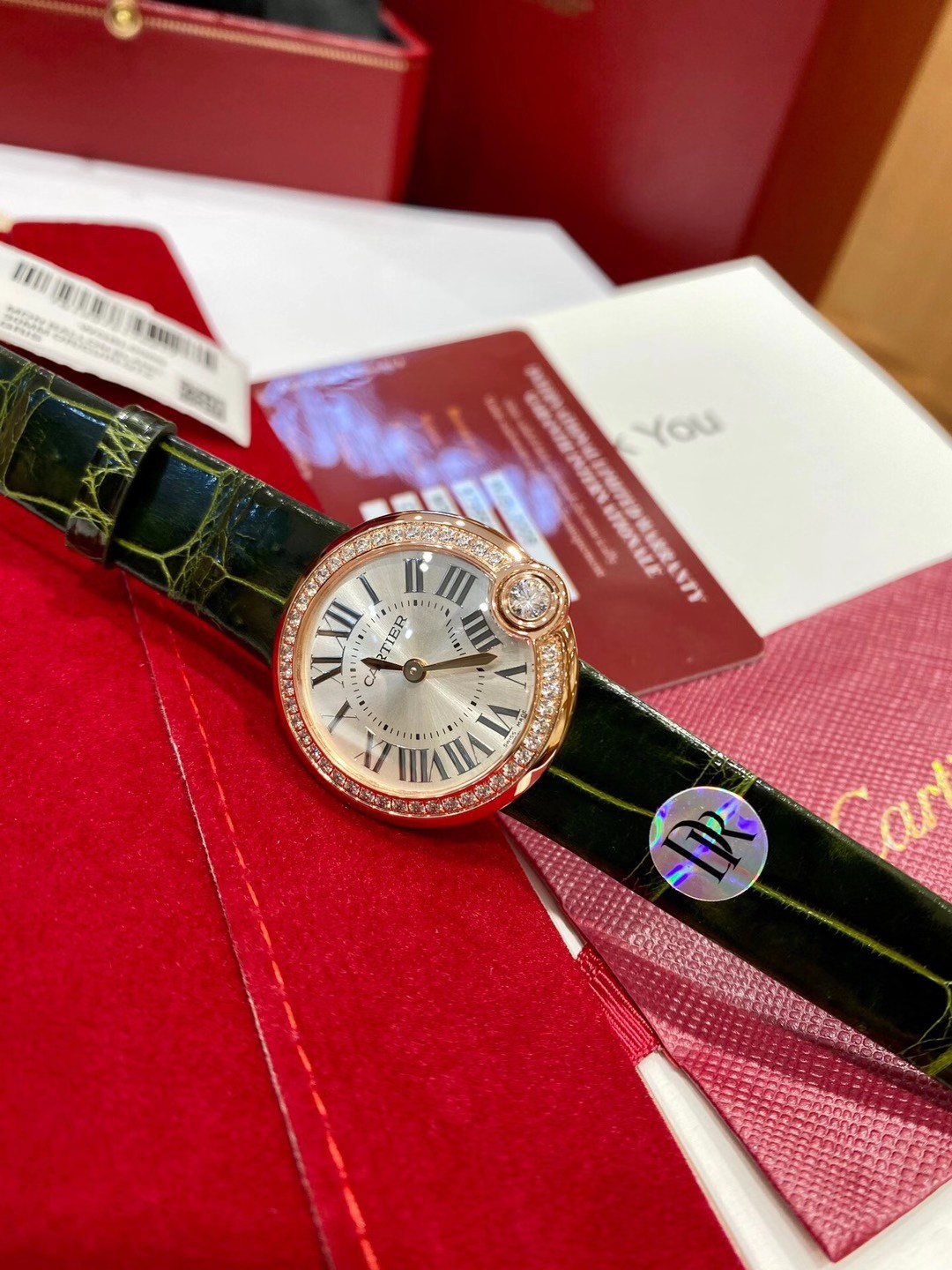 Cartier 最新配色“草莓粉” 卡地亚新款白气球系列 44颗小钻 18k金电镀 蓝宝石水晶玻璃镜面 粉红色鳄鱼皮表带更衬玫瑰金的光泽