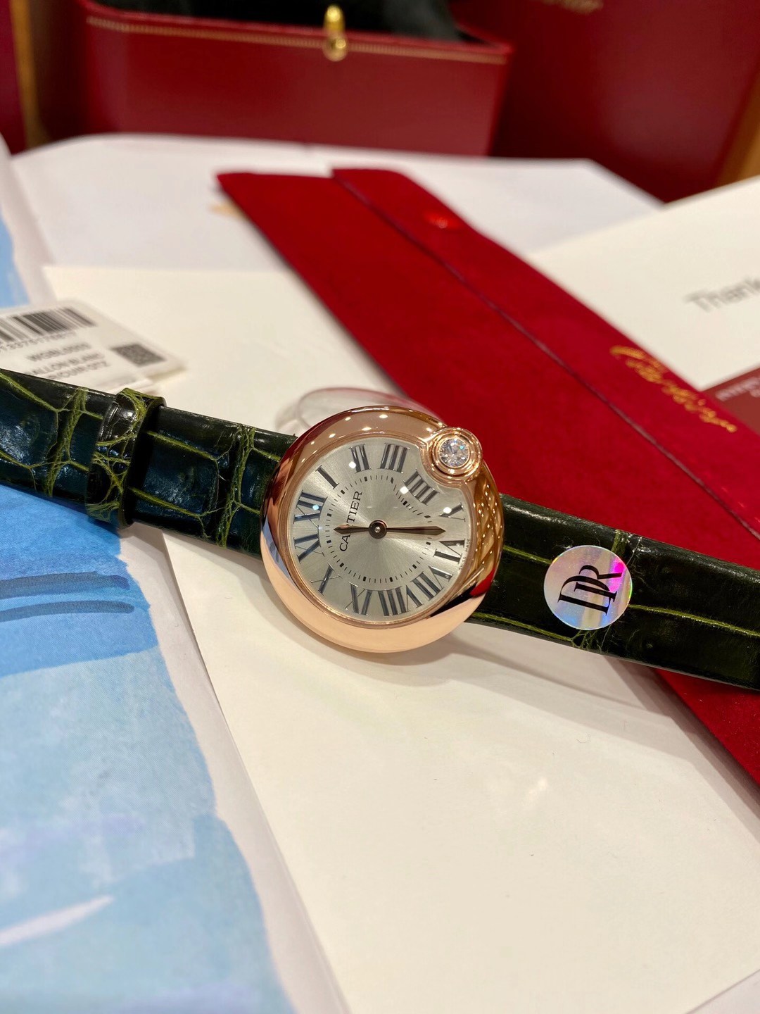 Cartier 最新配色“草莓粉” 卡地亚新款白气球系列 44颗小钻 18k金电镀 蓝宝石水晶玻璃镜面 粉红色鳄鱼皮表带更衬玫瑰金的光泽