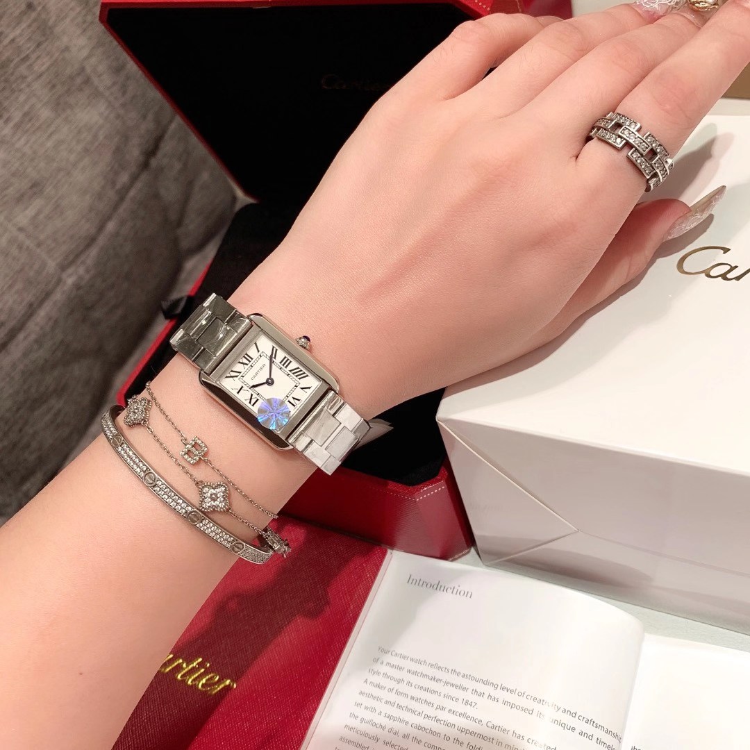 Cartier 卡地亚坦克钢带Tank Solo腕表 三个颜色 表尺壳‬寸：小号31 x 24 4毫米 中号34