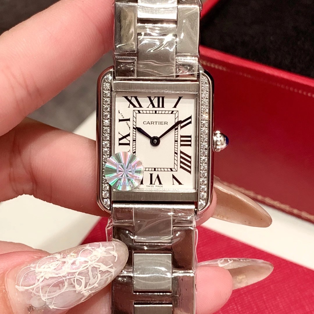 Cartier 卡地亚坦克钢带Tank Solo腕表 三个颜色 表尺壳‬寸：小号31 x 24 4毫米 中号34