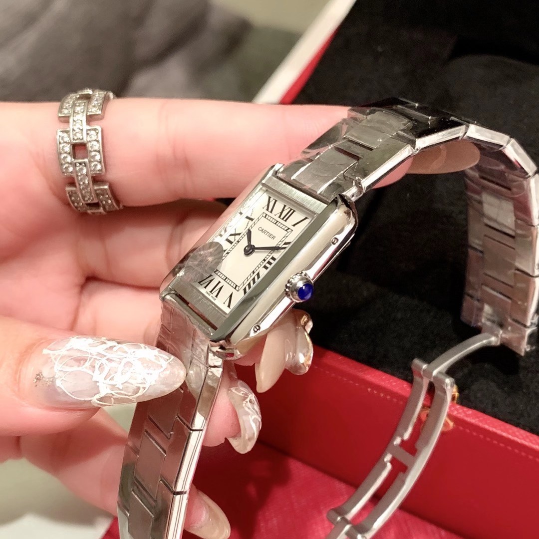 Cartier 卡地亚坦克钢带Tank Solo腕表 三个颜色 表尺壳‬寸：小号31 x 24 4毫米 中号34